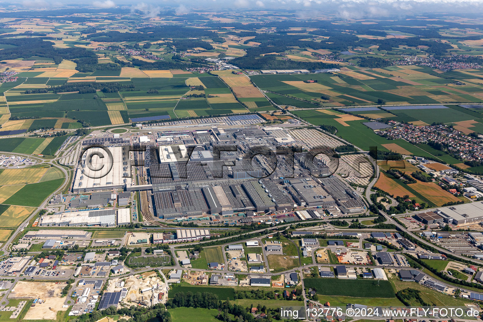 Usine BMW 2.40 à le quartier Höfen in Dingolfing dans le département Bavière, Allemagne d'en haut