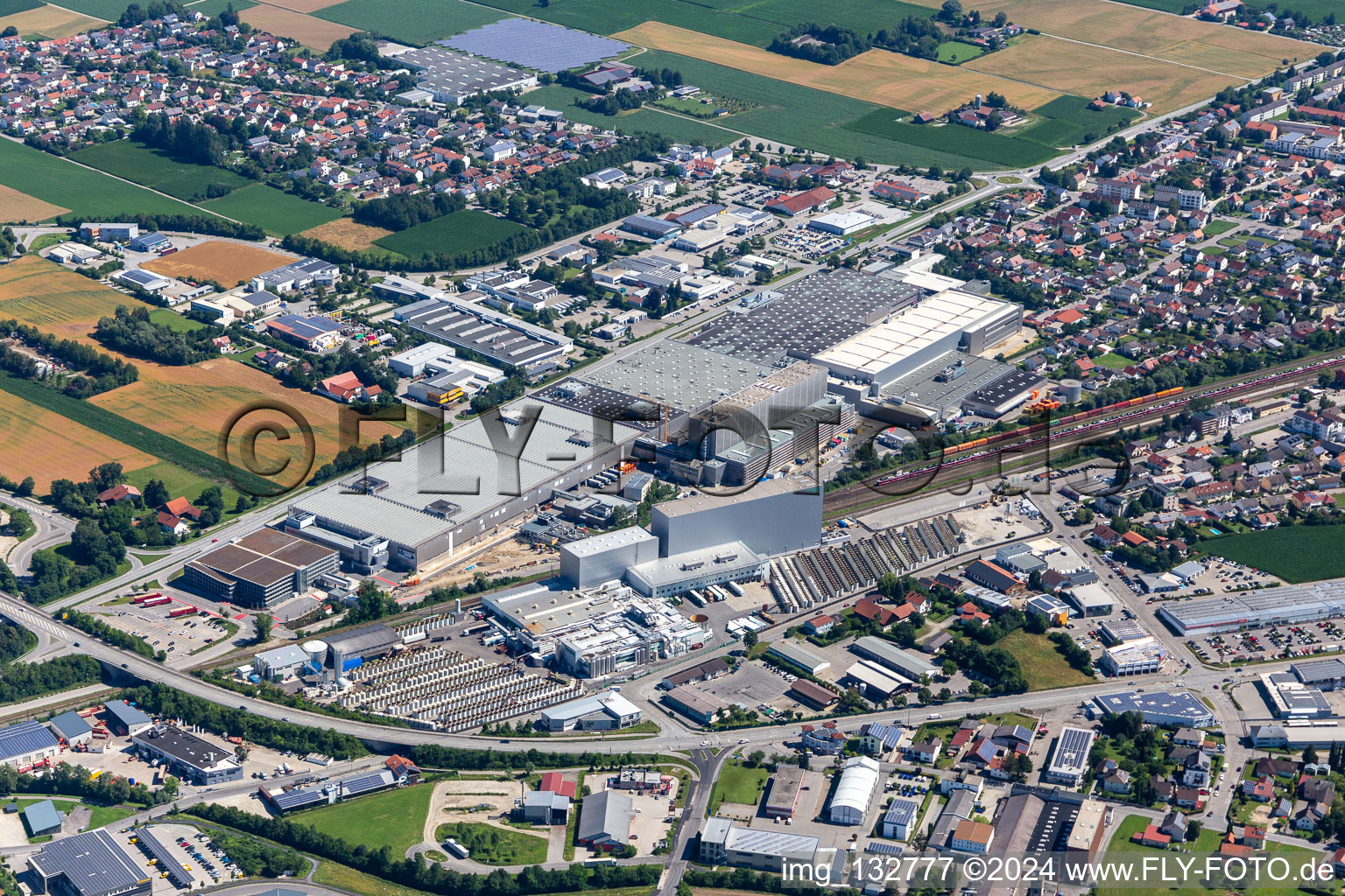 Vue aérienne de Zone industrielle Goben I avec usine BMW 2.2 à le quartier Höll in Dingolfing dans le département Bavière, Allemagne