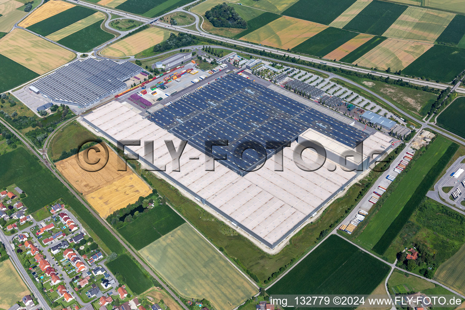 Vue aérienne de Centre dynamique d'usine BMW 2.70 à le quartier Höfen in Dingolfing dans le département Bavière, Allemagne