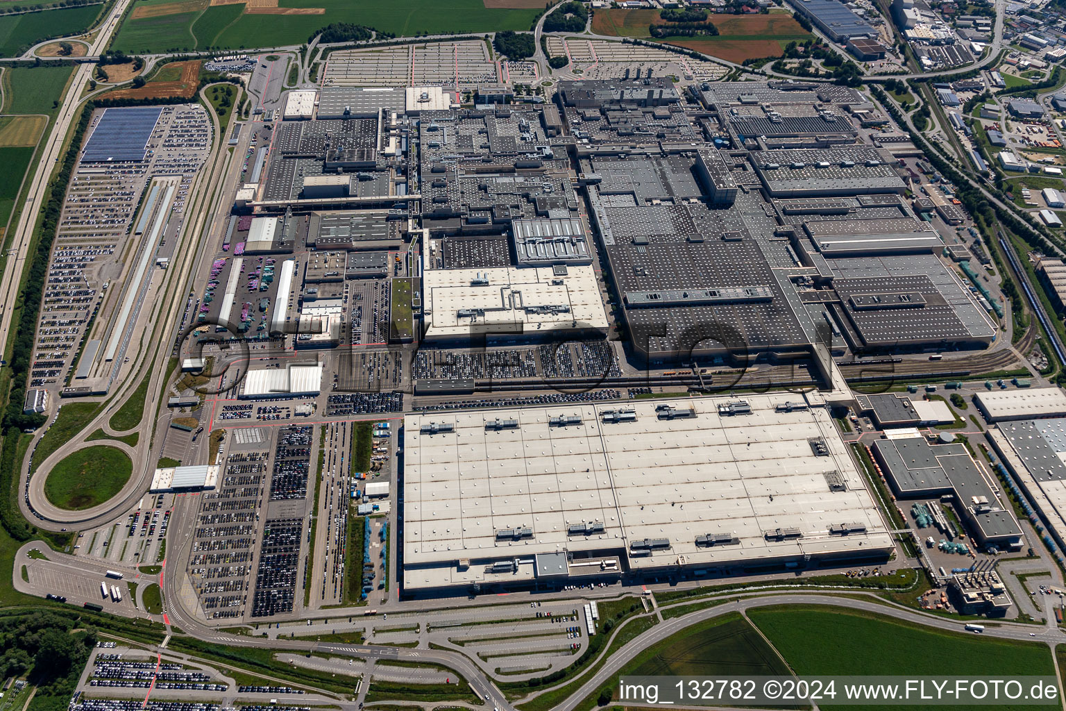 Usine BMW 2.40 à le quartier Höfen in Dingolfing dans le département Bavière, Allemagne vue d'en haut