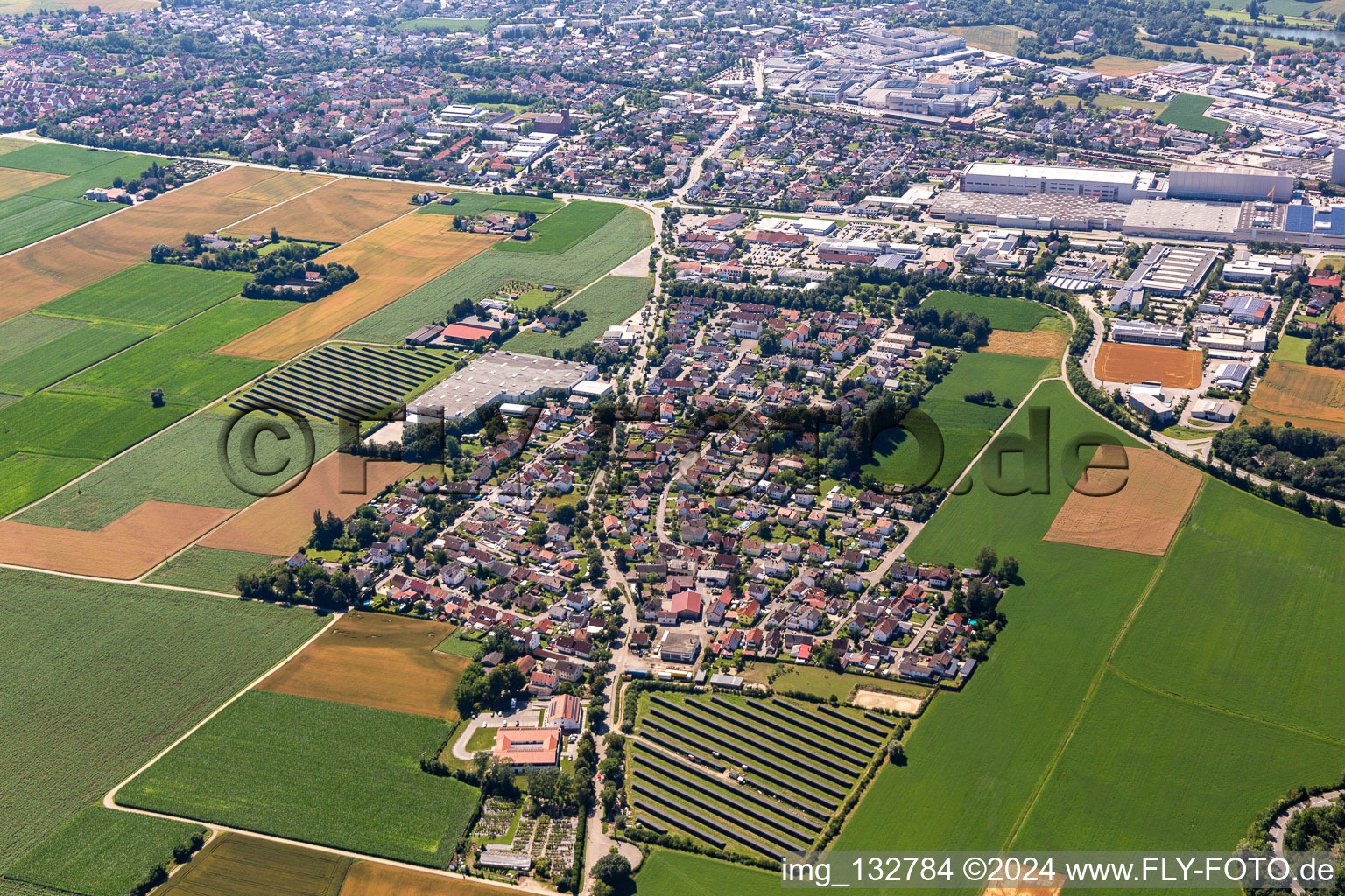 Vue aérienne de Quartier Salitersheim in Dingolfing dans le département Bavière, Allemagne