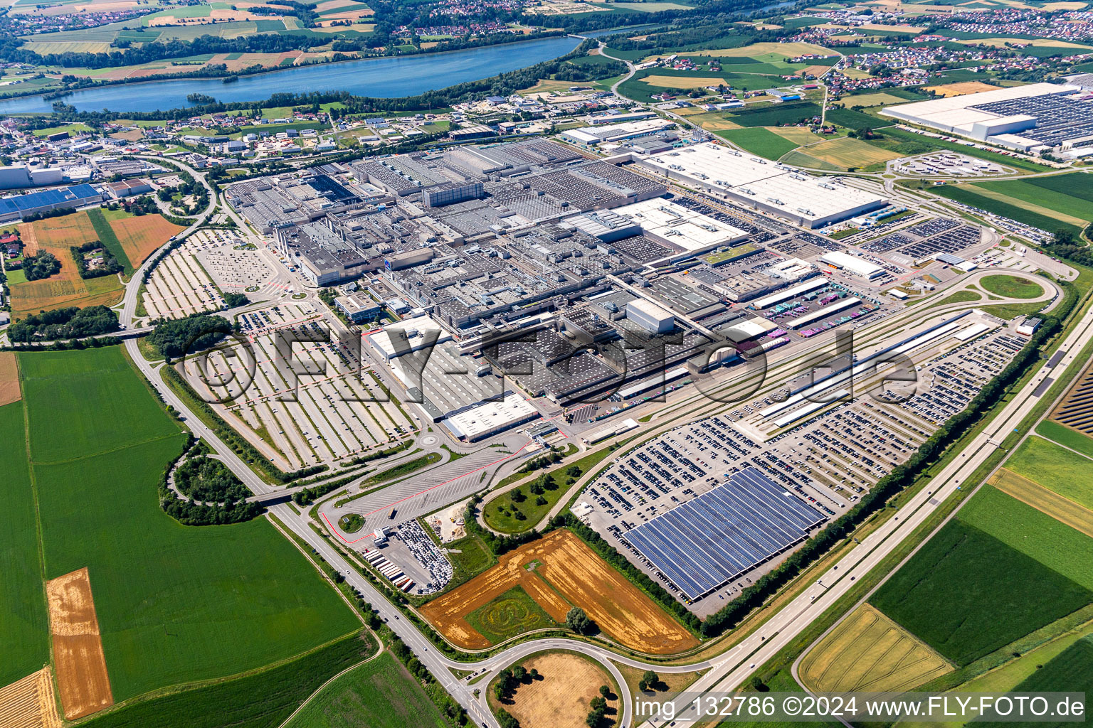 Vue aérienne de Usine BMW sur l'Isar à le quartier Höfen in Dingolfing dans le département Bavière, Allemagne