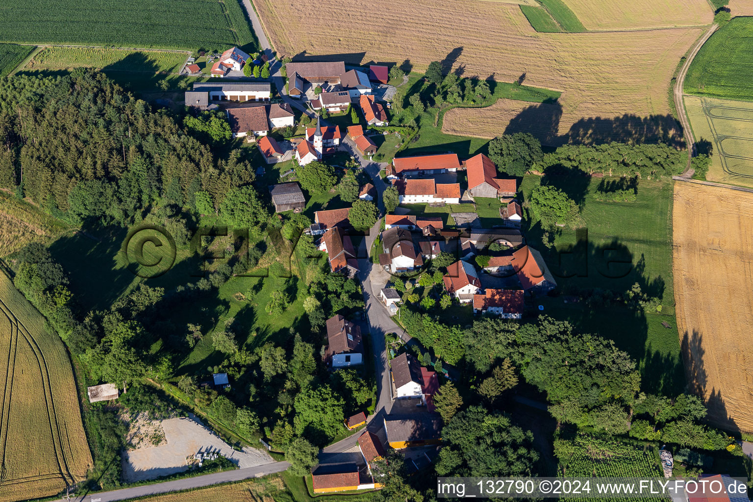 Vue aérienne de Église latérale Sainte-Madeleine à Graflkofen à le quartier Hof in Mamming dans le département Bavière, Allemagne