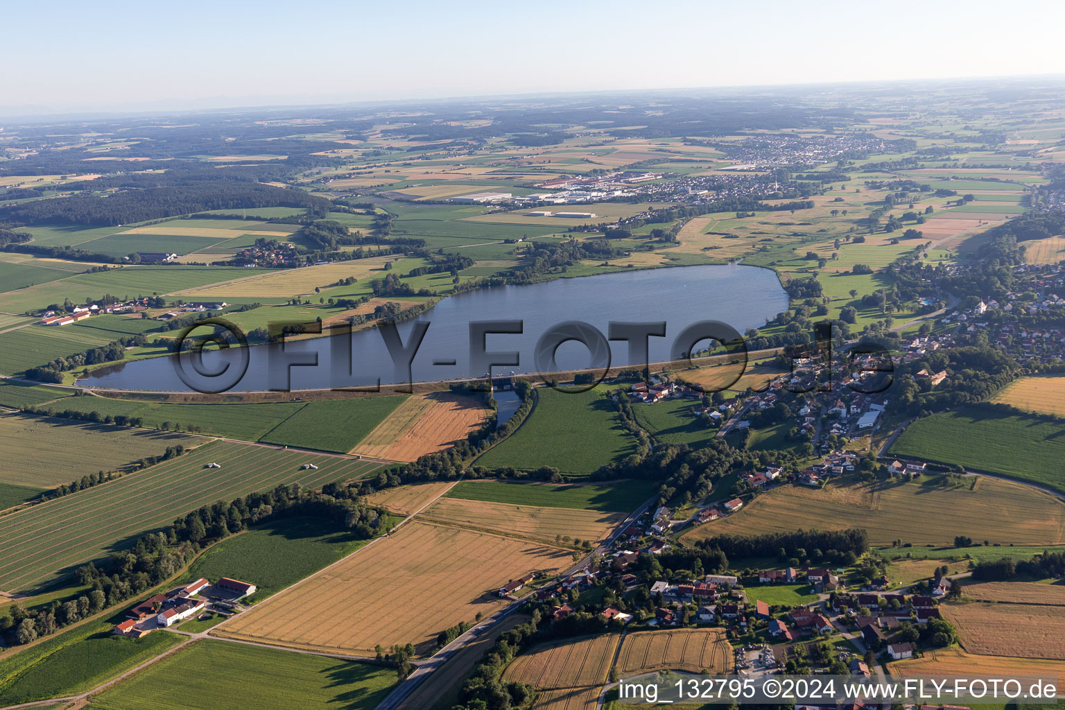 Vue aérienne de Lac Vilstal près de Warth à le quartier Steinberg in Marklkofen dans le département Bavière, Allemagne