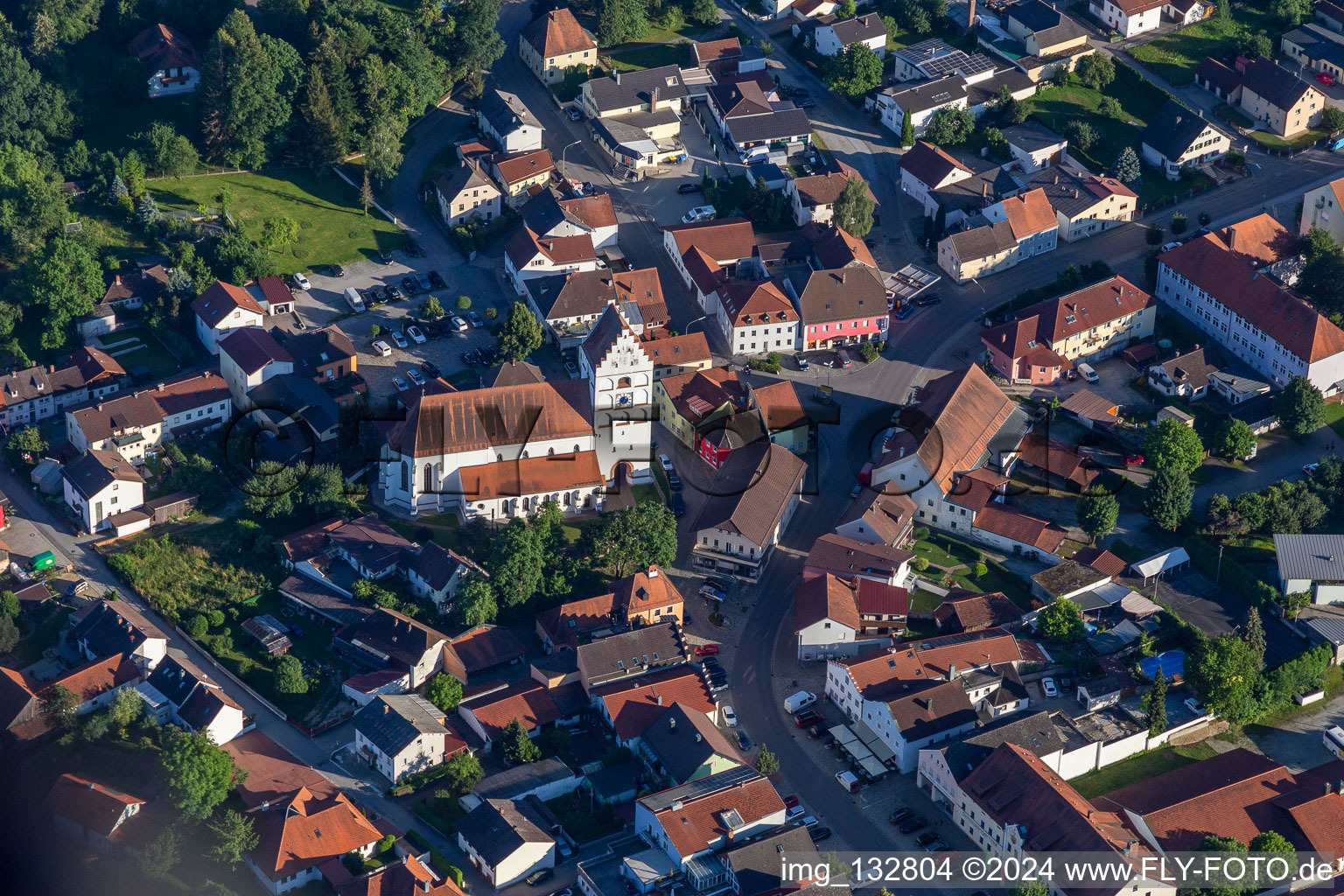 Vue aérienne de Église paroissiale l à Reisbach dans le département Bavière, Allemagne