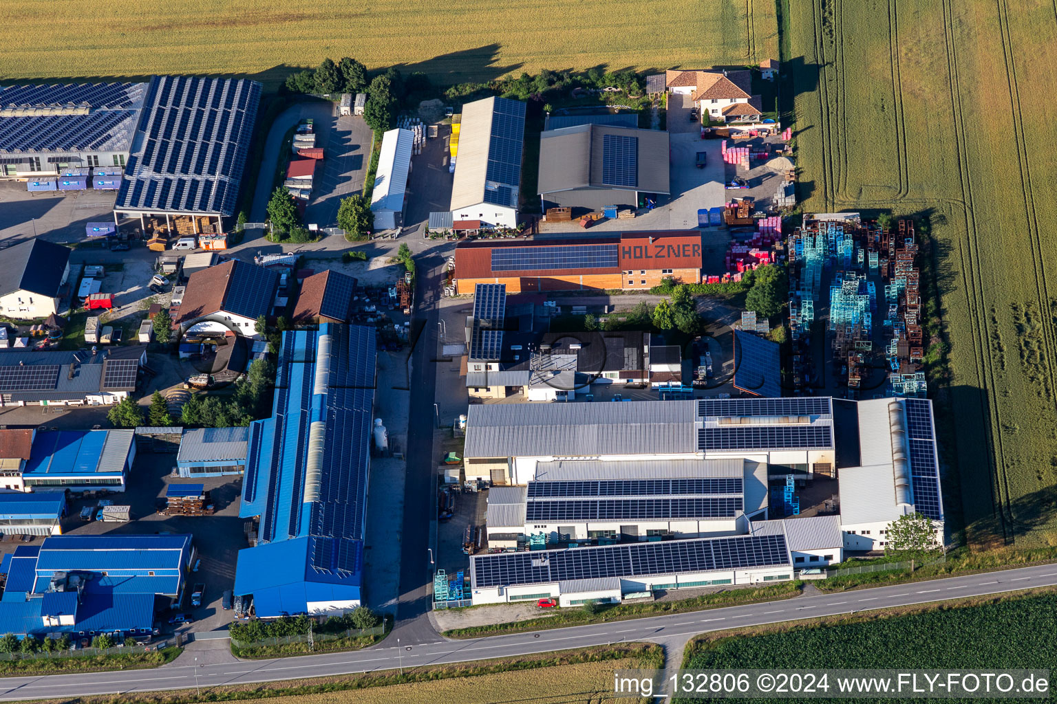 Vue aérienne de Zone commerciale Schreinerstrasse avec Voggenreiter GmbH et Lohr GmbH à le quartier Niederreisbach in Reisbach dans le département Bavière, Allemagne