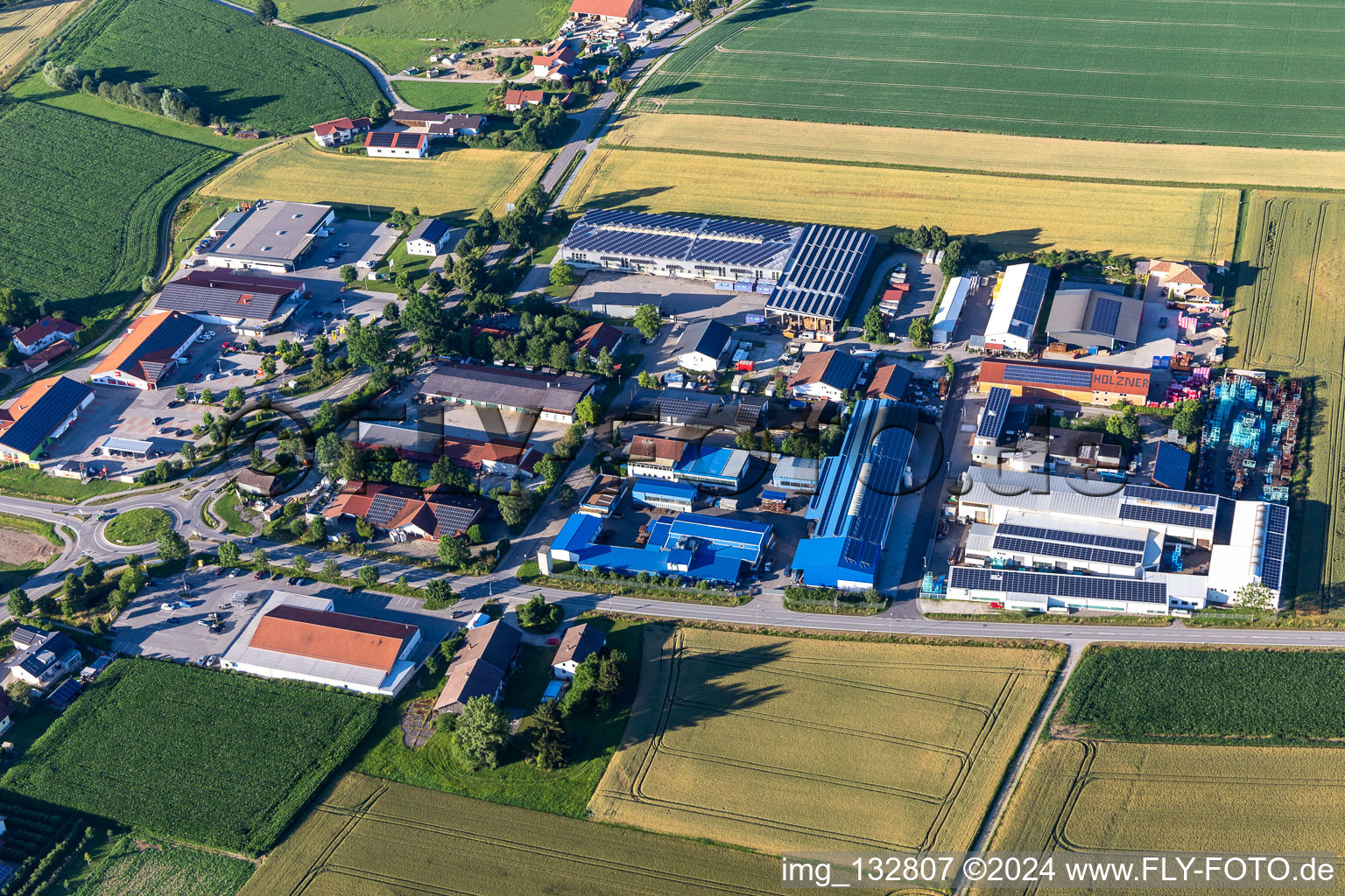 Vue aérienne de Zone commerciale Schreinerstrasse avec Voggenreiter GmbH et Lohr GmbH à le quartier Niederreisbach in Reisbach dans le département Bavière, Allemagne