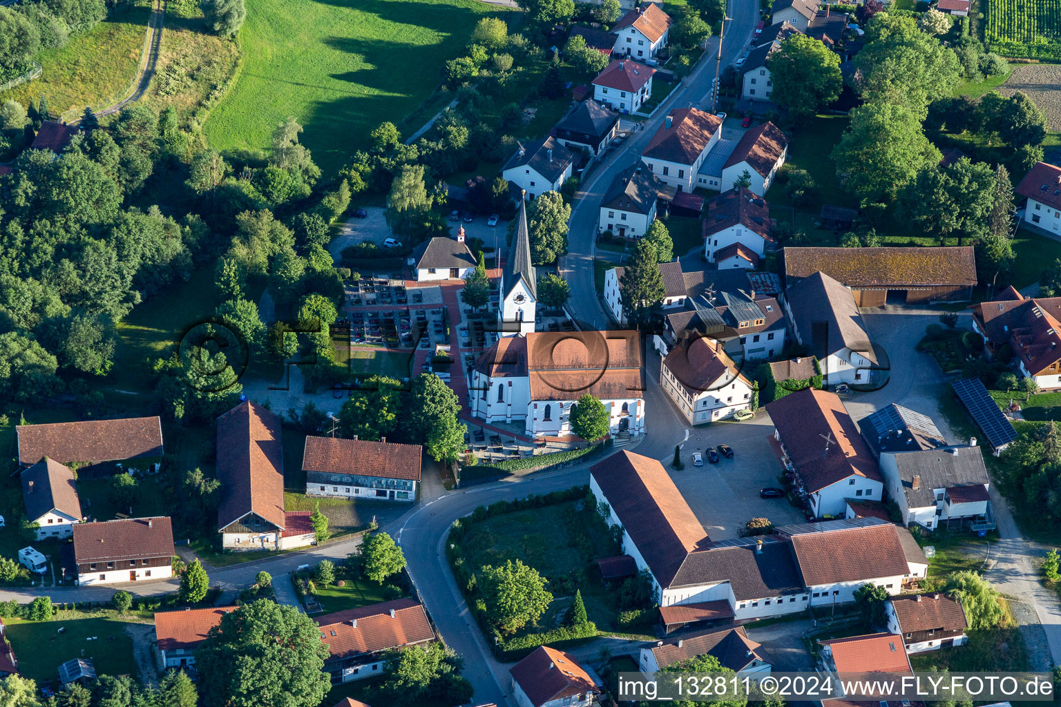 Vue aérienne de Église paroissiale de Saint-Jean l'Ancien Anabaptistes en Ruhstorf à le quartier Ruhstorf in Simbach dans le département Bavière, Allemagne