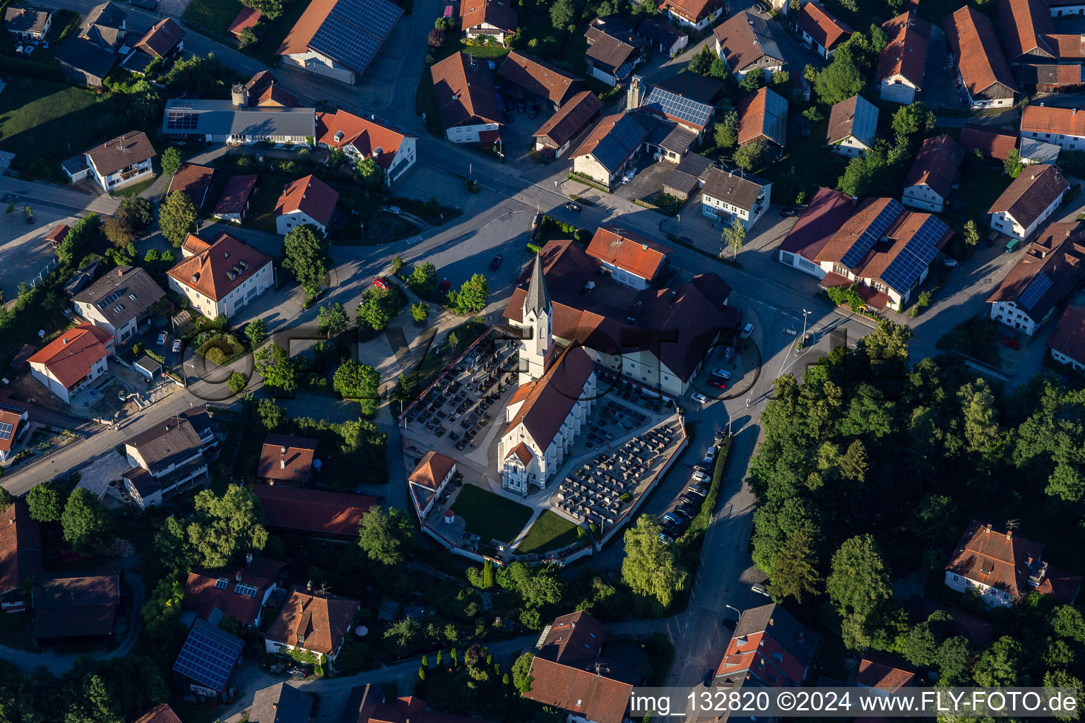 Vue aérienne de Église paroissiale de Saint-Jean l'Ancien Anabaptistes en Ruhstorf à le quartier Ruhstorf in Simbach dans le département Bavière, Allemagne