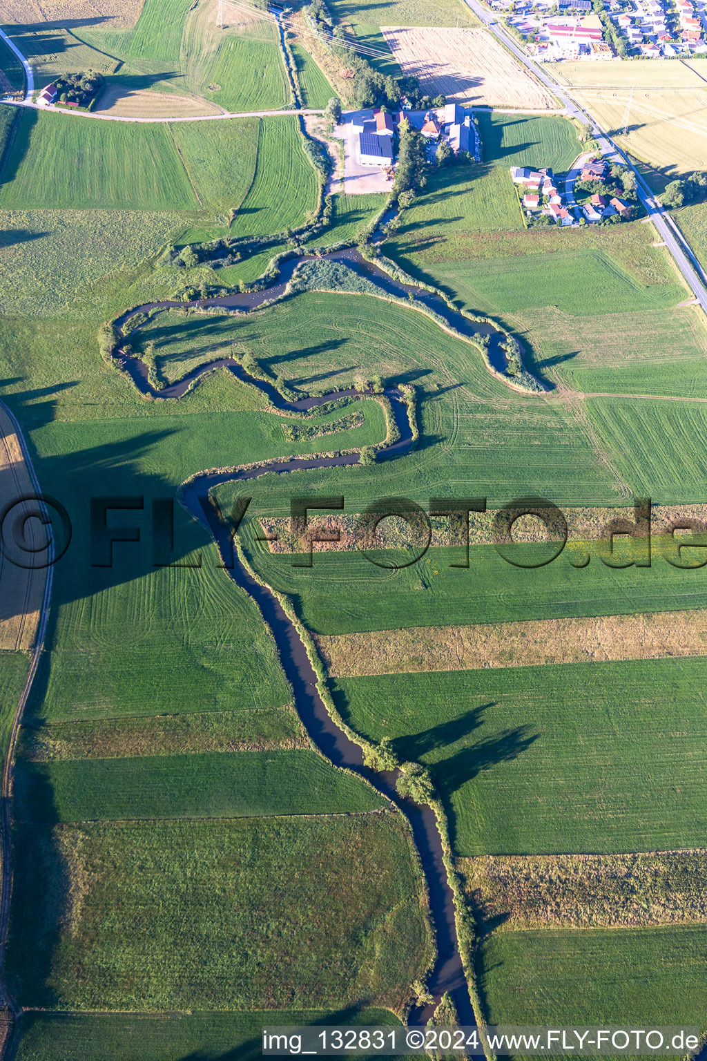 Vue aérienne de Boucles fluviales du Kollbach près de Hainberg à le quartier Eiselstorf in Arnstorf dans le département Bavière, Allemagne