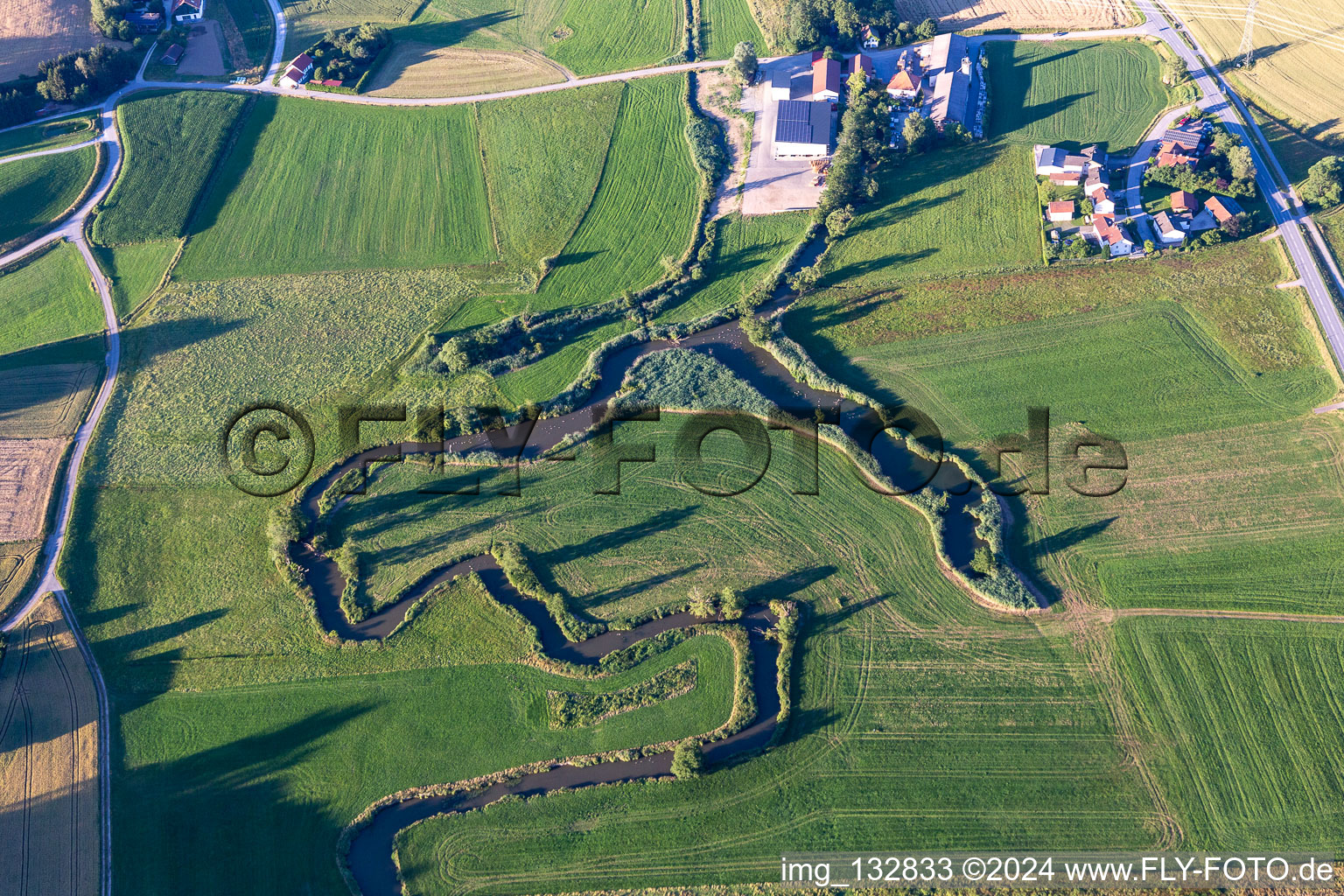 Vue aérienne de Boucles fluviales du Kollbach à Hainberg à le quartier Hainberg in Arnstorf dans le département Bavière, Allemagne