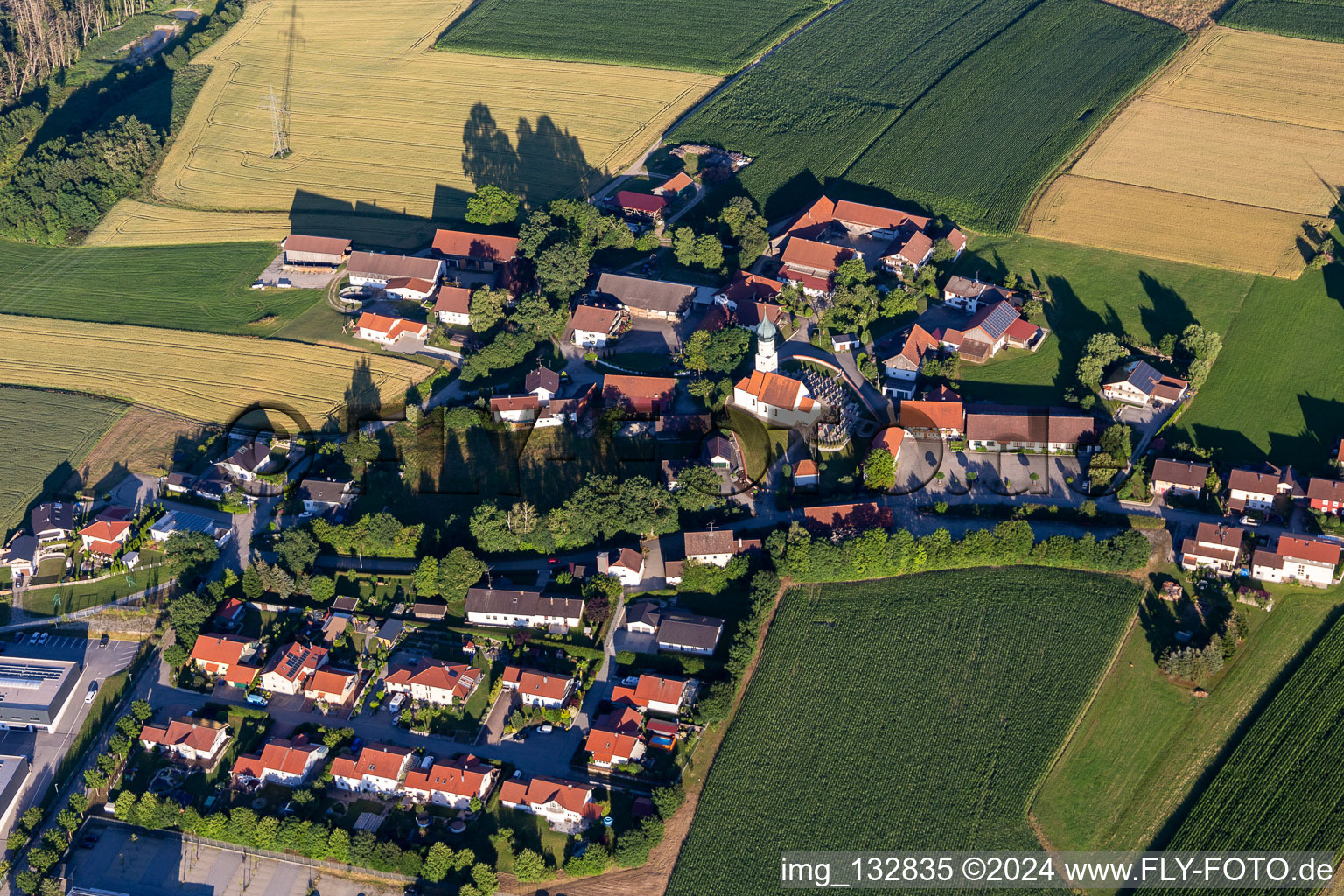 Vue aérienne de Église filiale de Saint-Jacques l'Ancien Ä., Hainberg à le quartier Hainberg in Arnstorf dans le département Bavière, Allemagne