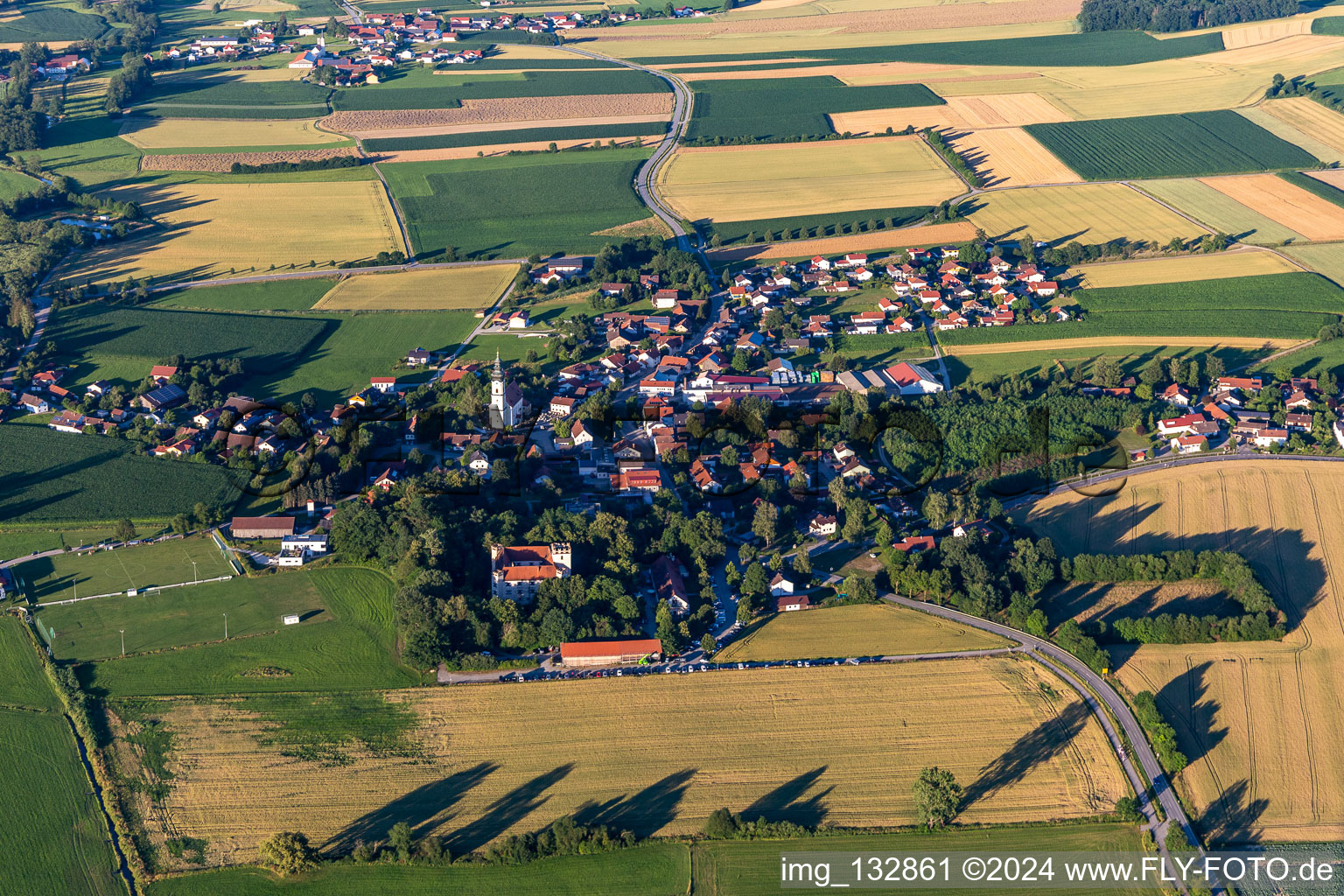 Vue aérienne de Quartier Mariakirchen in Arnstorf dans le département Bavière, Allemagne