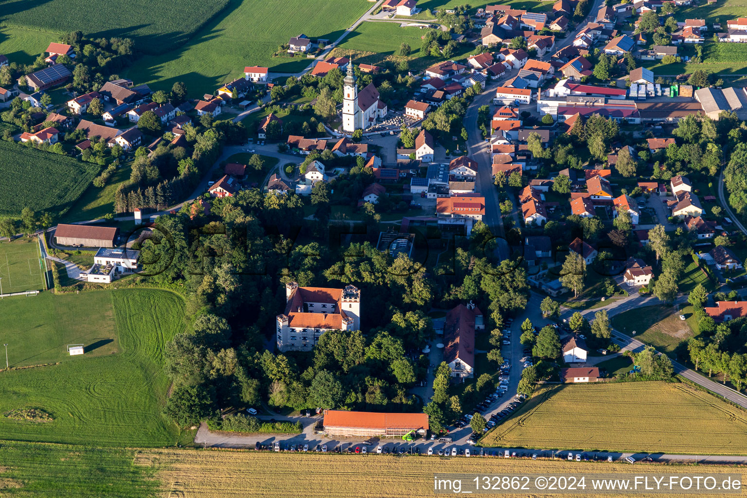 Vue aérienne de Quartier Mariakirchen in Arnstorf dans le département Bavière, Allemagne