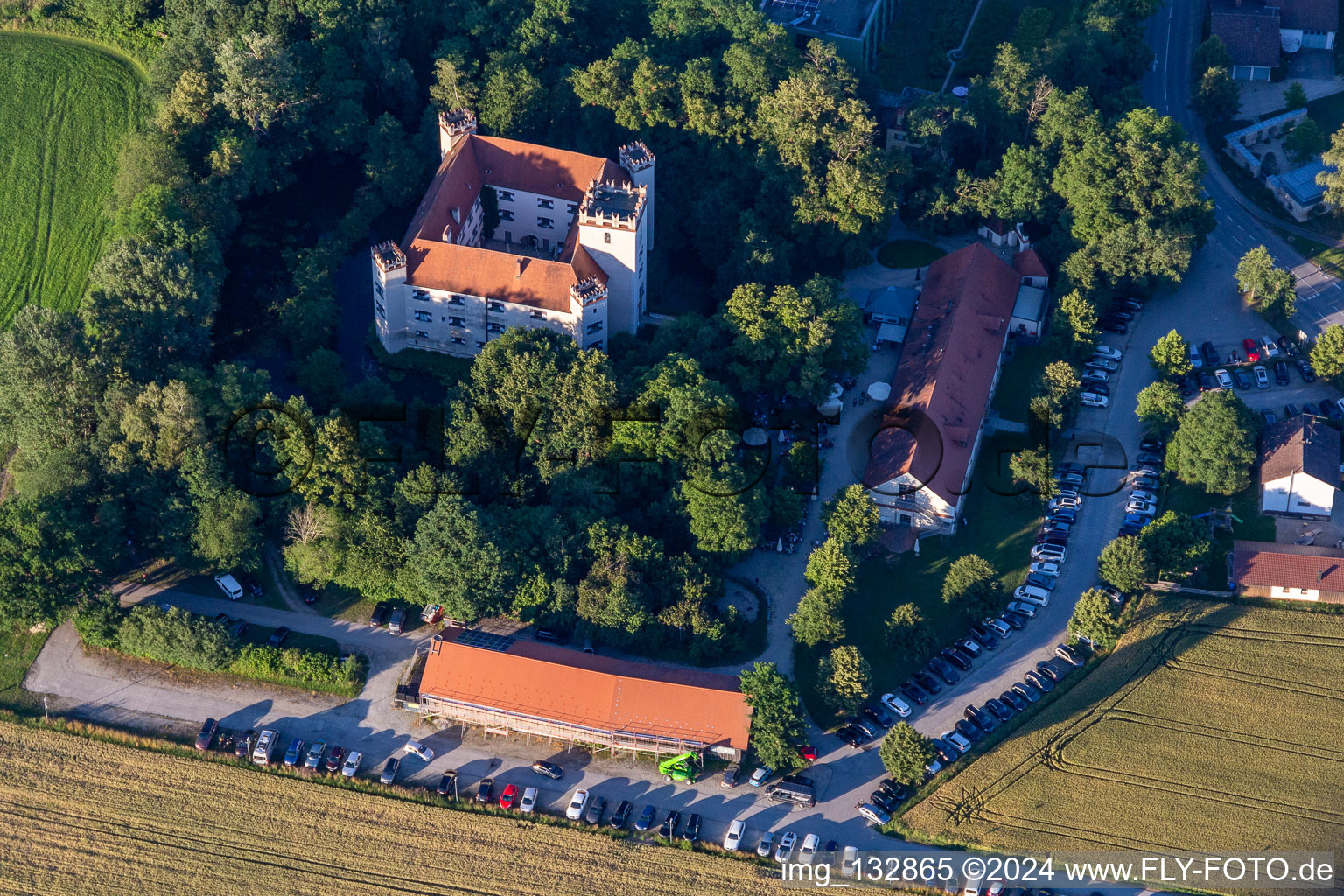 Vue aérienne de Château, Schlossbräu Mariakirchen à le quartier Mariakirchen in Arnstorf dans le département Bavière, Allemagne