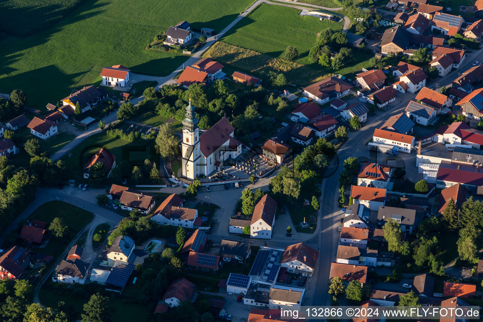 Vue aérienne de Église de l'Assomption de Marie à Mariakirchen à le quartier Mariakirchen in Arnstorf dans le département Bavière, Allemagne