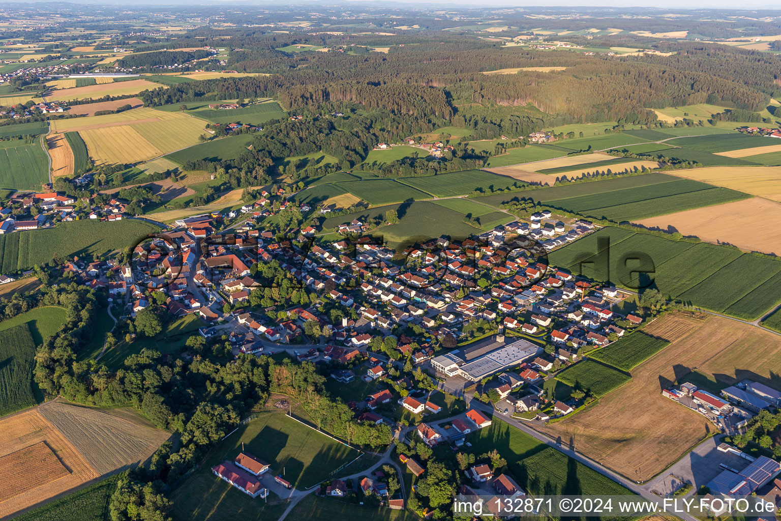 Vue aérienne de Quartier Münchsdorf in Roßbach dans le département Bavière, Allemagne