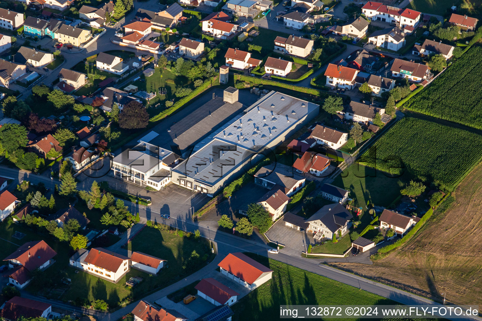 Vue aérienne de FF Systembau GmbH en Münchsdorf à le quartier Münchsdorf in Roßbach dans le département Bavière, Allemagne