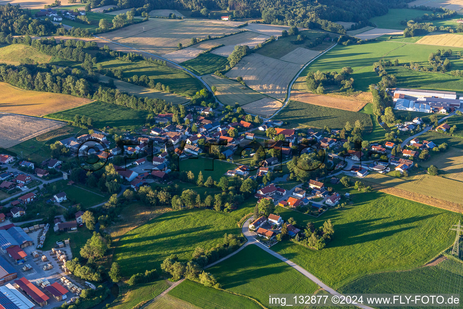 Vue aérienne de Quartier Schmiedorf in Roßbach dans le département Bavière, Allemagne