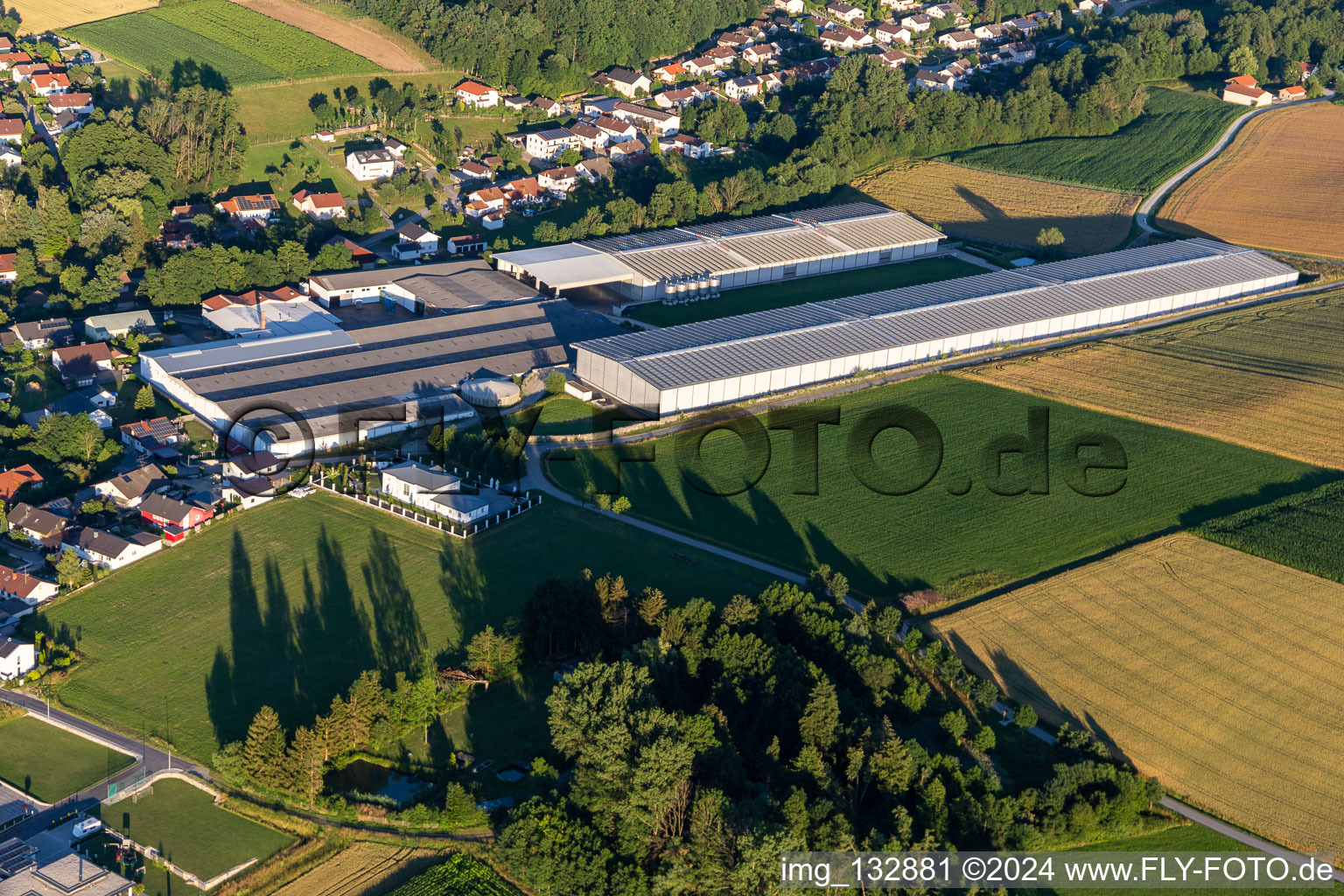 Vue aérienne de Conserverie Eggerstorfer GmbH à Esterndorf à Roßbach dans le département Bavière, Allemagne