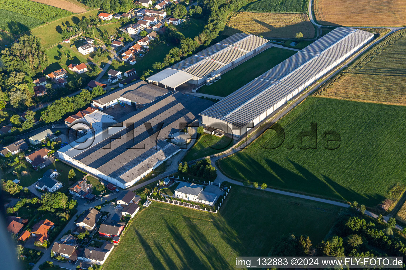 Vue aérienne de Conserverie Eggerstorfer GmbH à Esterndorf à Roßbach dans le département Bavière, Allemagne