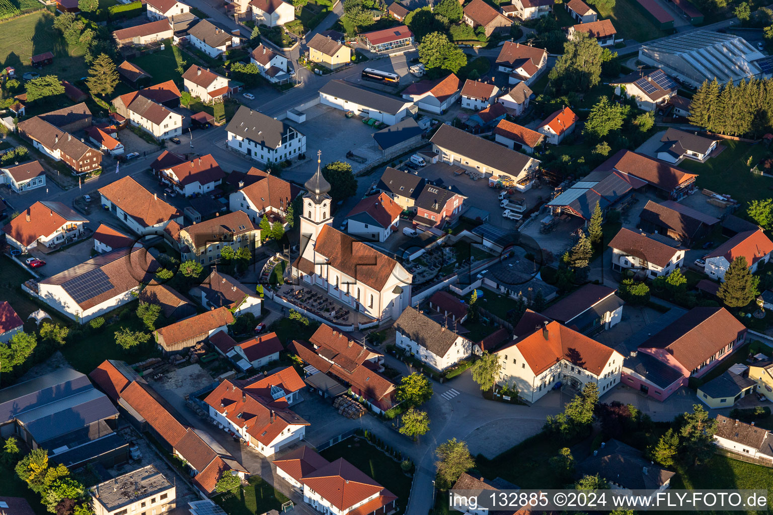 Vue aérienne de Église Paroissiale de l'Annonciation de Marie à Esterndorf à le quartier Esterndorf in Roßbach dans le département Bavière, Allemagne