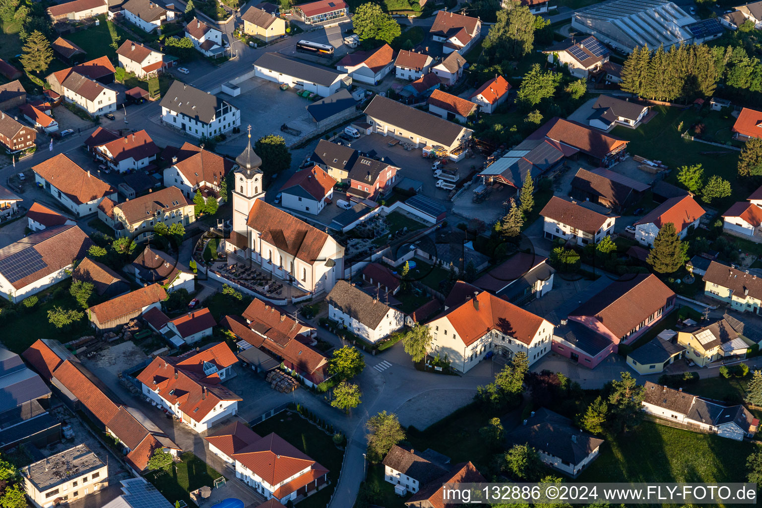 Vue aérienne de Église Paroissiale de l'Annonciation de Marie à Esterndorf à le quartier Esterndorf in Roßbach dans le département Bavière, Allemagne