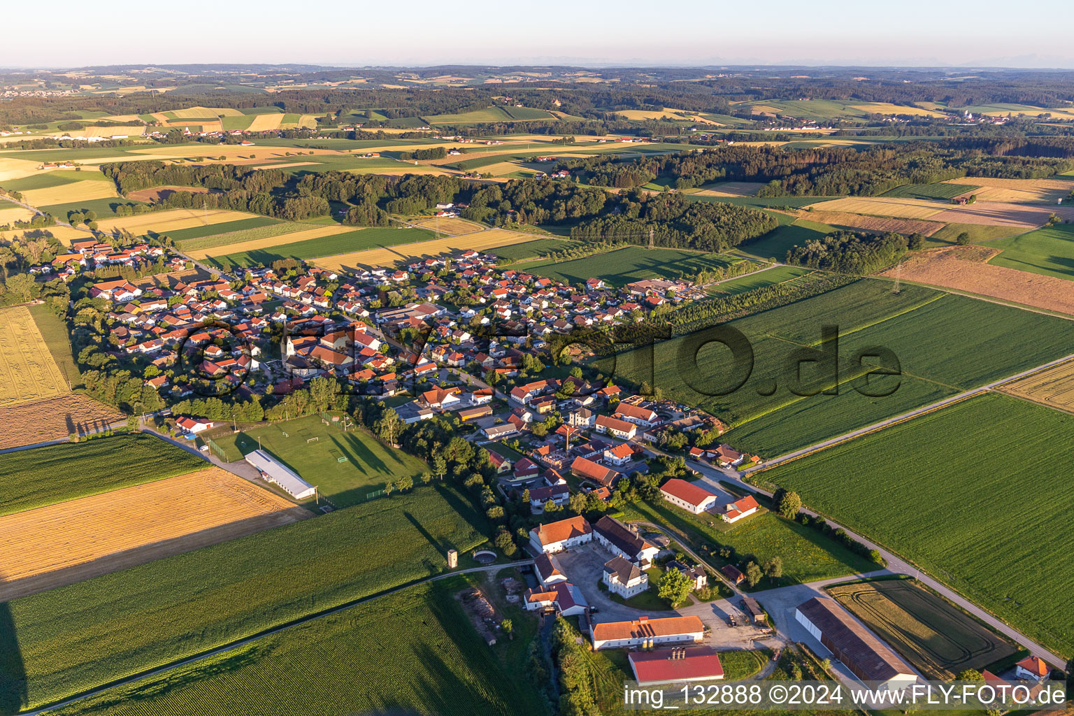 Vue aérienne de Quartier Pörndorf in Aldersbach dans le département Bavière, Allemagne