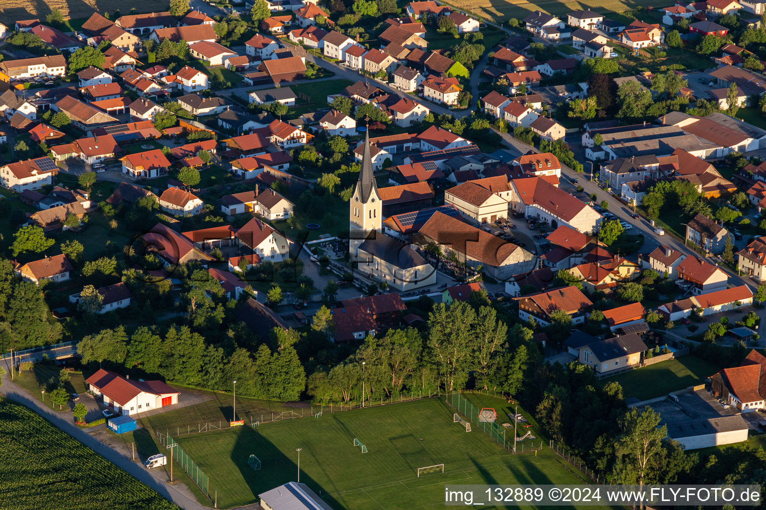 Vue aérienne de Saint-Barthélemy en Pörndorf à le quartier Pörndorf in Aldersbach dans le département Bavière, Allemagne