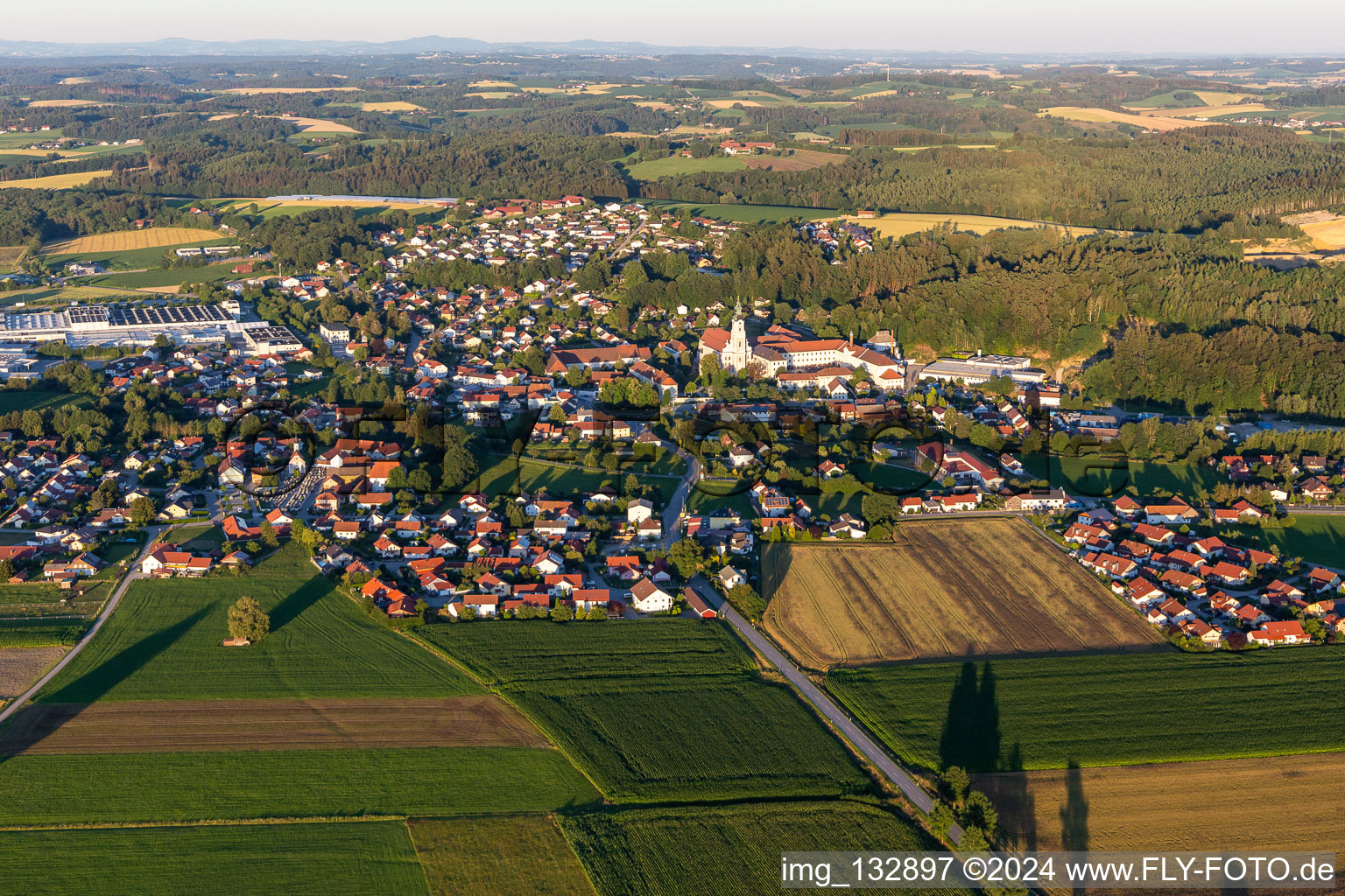 Vue aérienne de Quartier Sankt Peter in Aldersbach dans le département Bavière, Allemagne