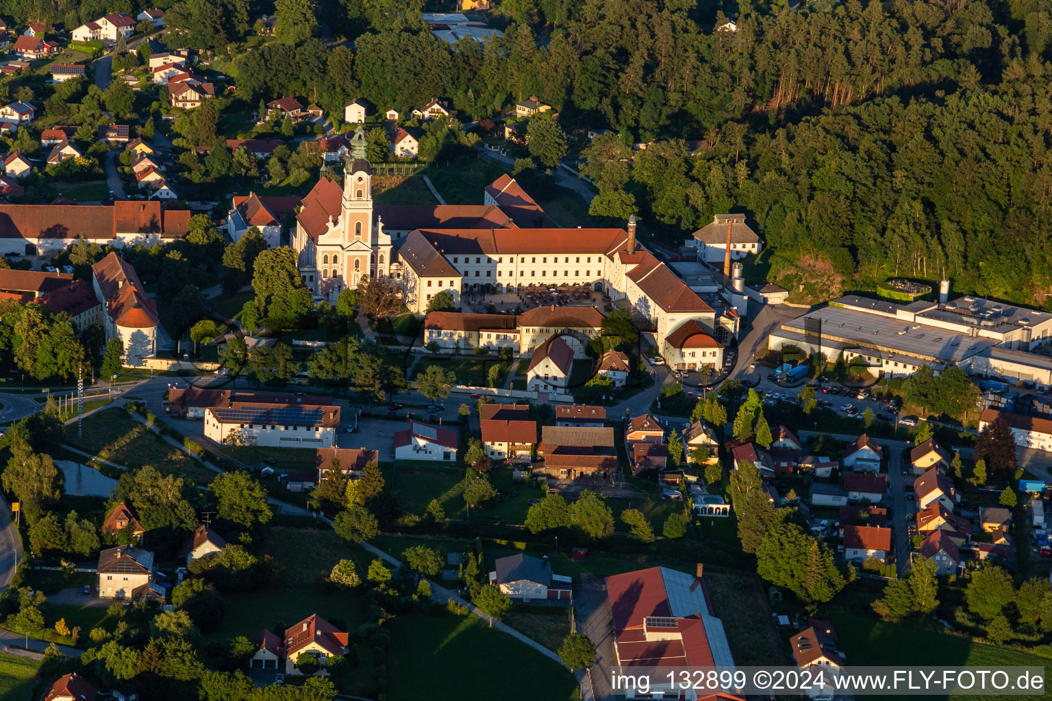 Vue aérienne de L'ancienne église abbatiale de l'Assomption de Marie et le Klosterhof Aldersbach avec Aldersbacher Bräustüberl à le quartier Sankt Peter in Aldersbach dans le département Bavière, Allemagne