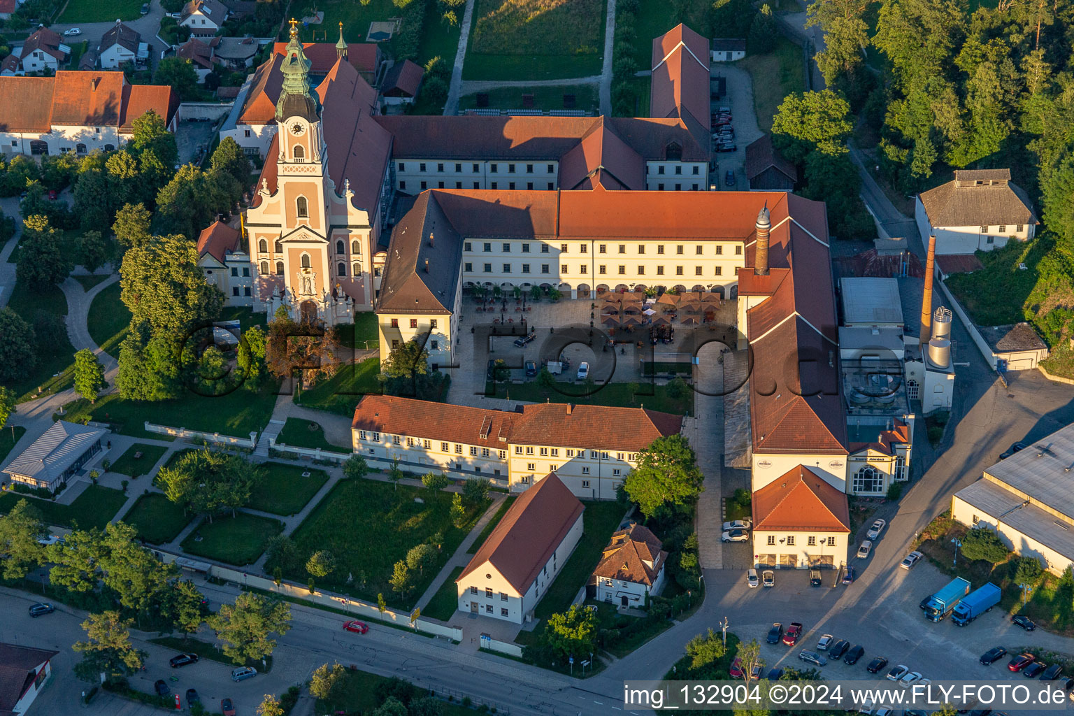 Vue aérienne de L'ancienne église abbatiale de l'Assomption de Marie et le Klosterhof Aldersbach avec Aldersbacher Bräustüberl à le quartier Sankt Peter in Aldersbach dans le département Bavière, Allemagne