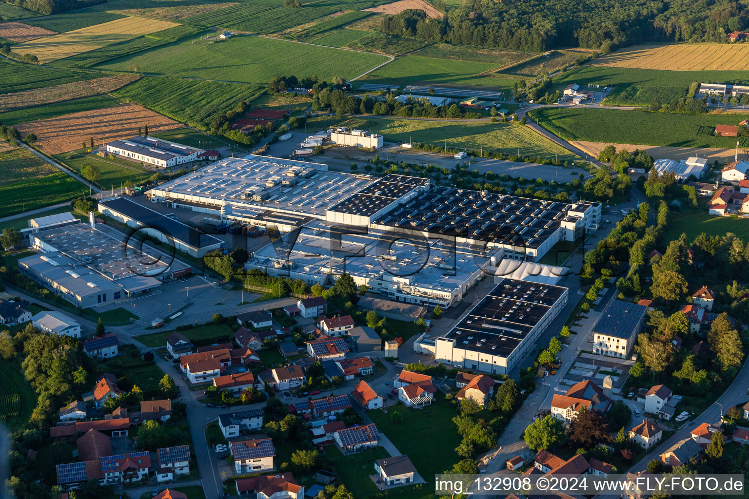 Vue aérienne de Knorr-Bremse Systems pour véhicules utilitaires GmbH à le quartier Sankt Peter in Aldersbach dans le département Bavière, Allemagne