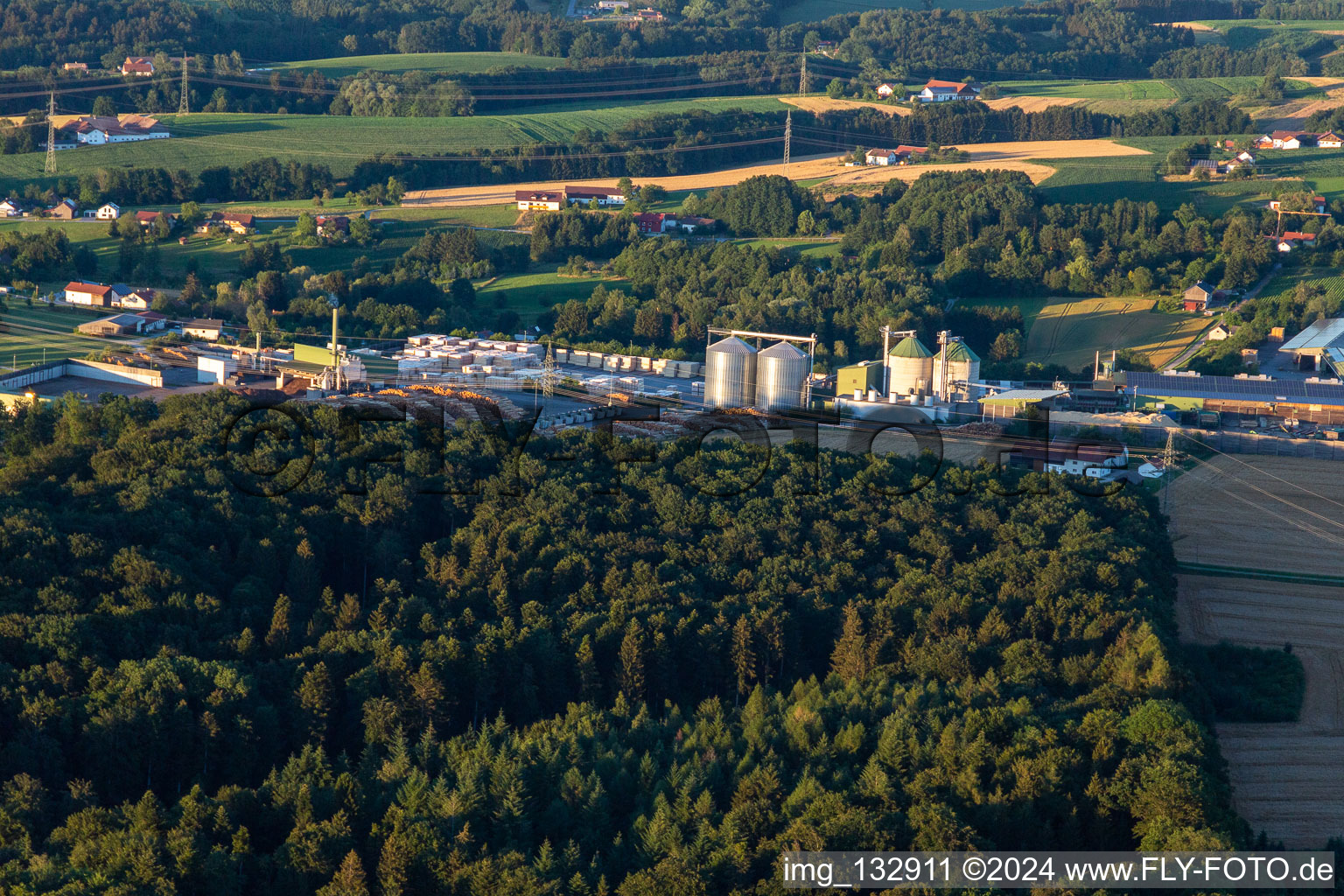 Vue aérienne de Holzwerke Weinzierl GmbH à le quartier Eben in Vilshofen an der Donau dans le département Bavière, Allemagne