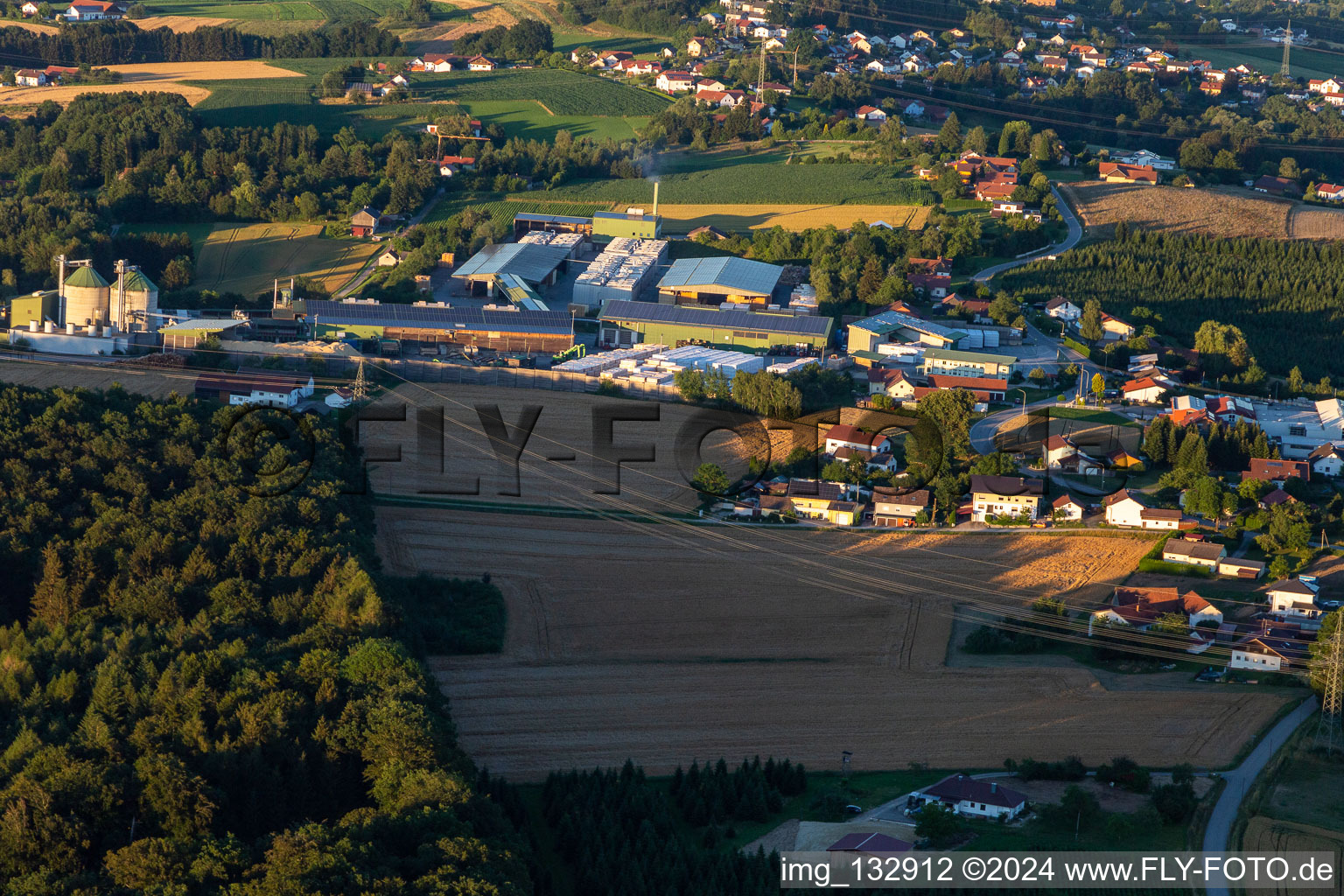 Vue aérienne de Holzwerke Weinzierl GmbH à le quartier Eben in Vilshofen an der Donau dans le département Bavière, Allemagne