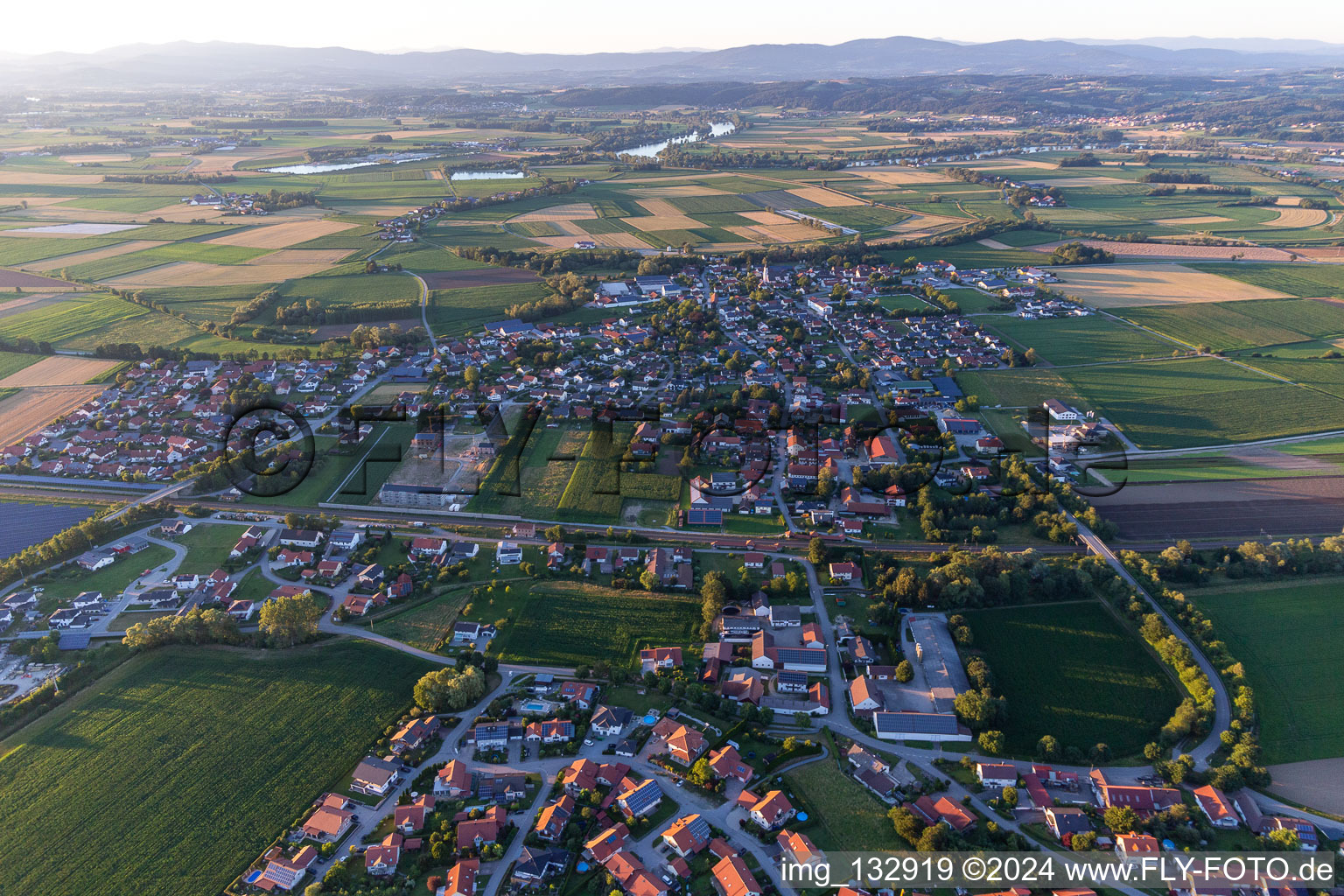 Vue aérienne de Quartier Girching in Künzing dans le département Bavière, Allemagne