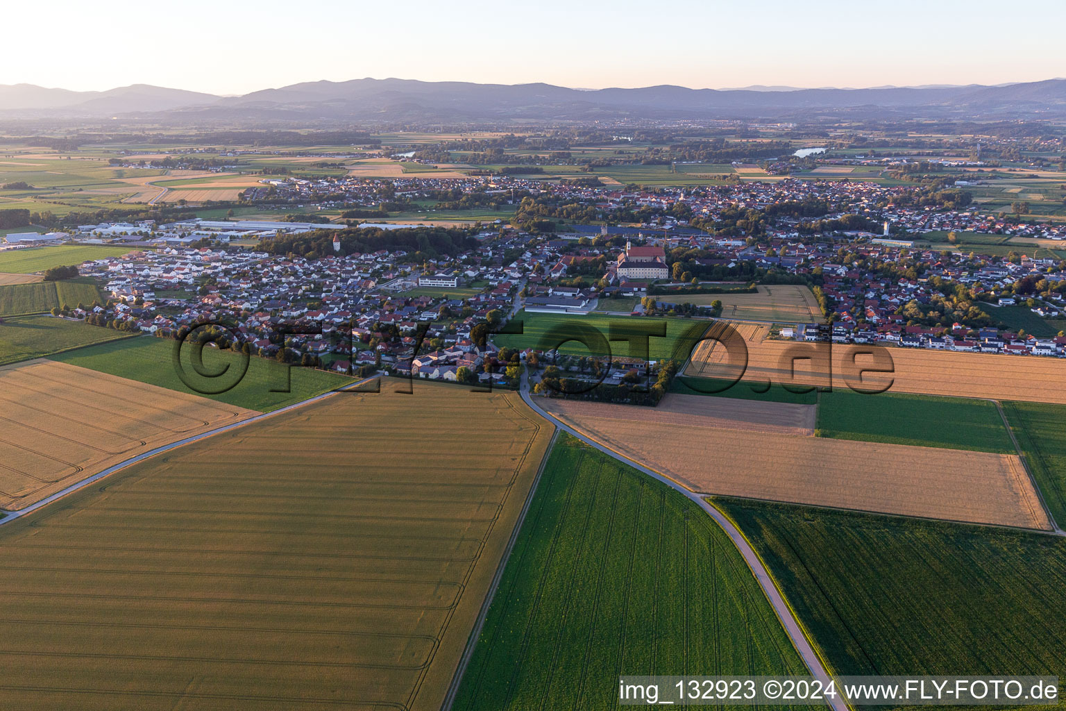 Vue aérienne de Quartier Altenmarkt in Osterhofen dans le département Bavière, Allemagne