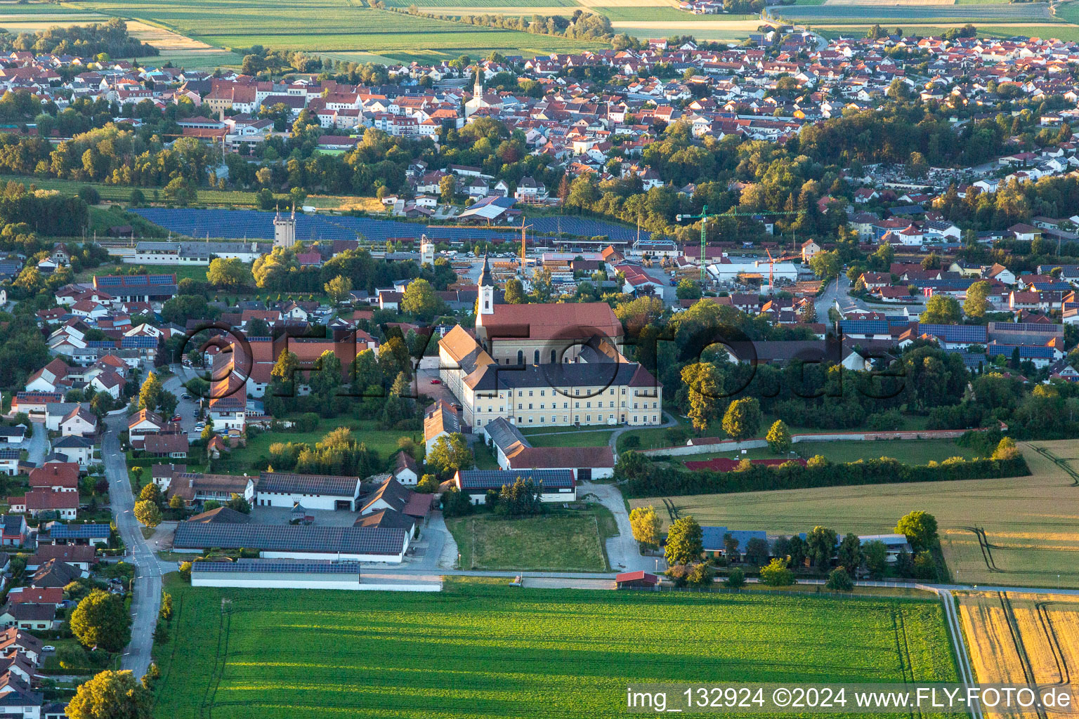 Vue aérienne de Asambasilice Altenmarkt à le quartier Altenmarkt in Osterhofen dans le département Bavière, Allemagne