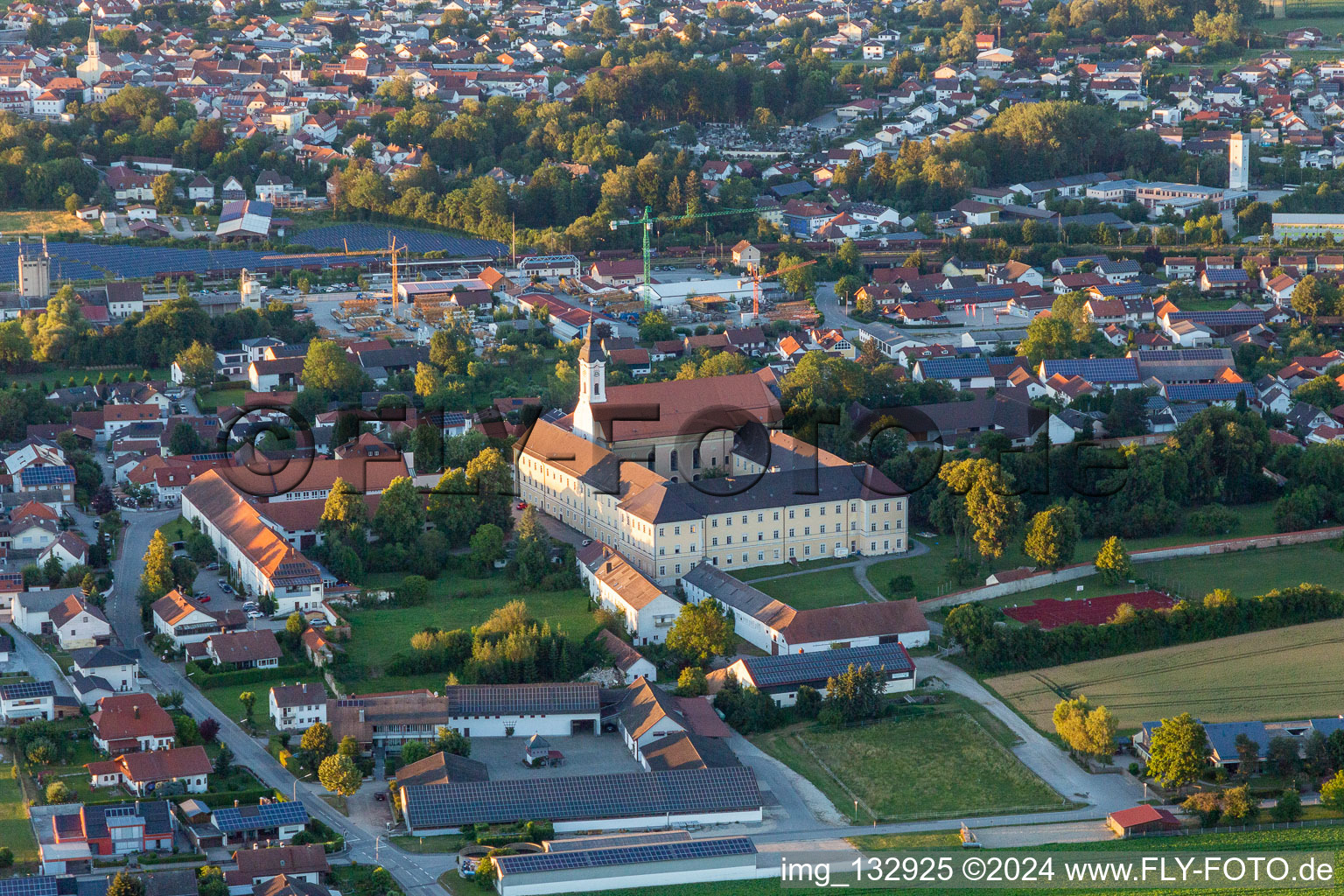 Vue aérienne de Asambasilice Altenmarkt à le quartier Altenmarkt in Osterhofen dans le département Bavière, Allemagne