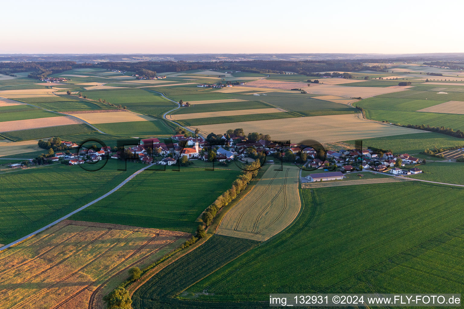 Vue aérienne de Quartier Kirchdorf bei Osterhofen in Osterhofen dans le département Bavière, Allemagne