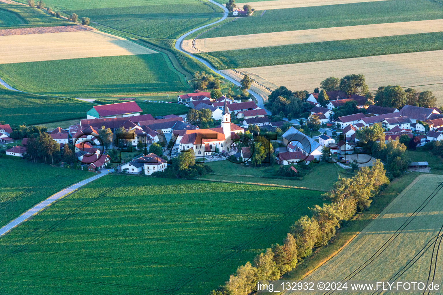 Photographie aérienne de Quartier Kirchdorf bei Osterhofen in Osterhofen dans le département Bavière, Allemagne