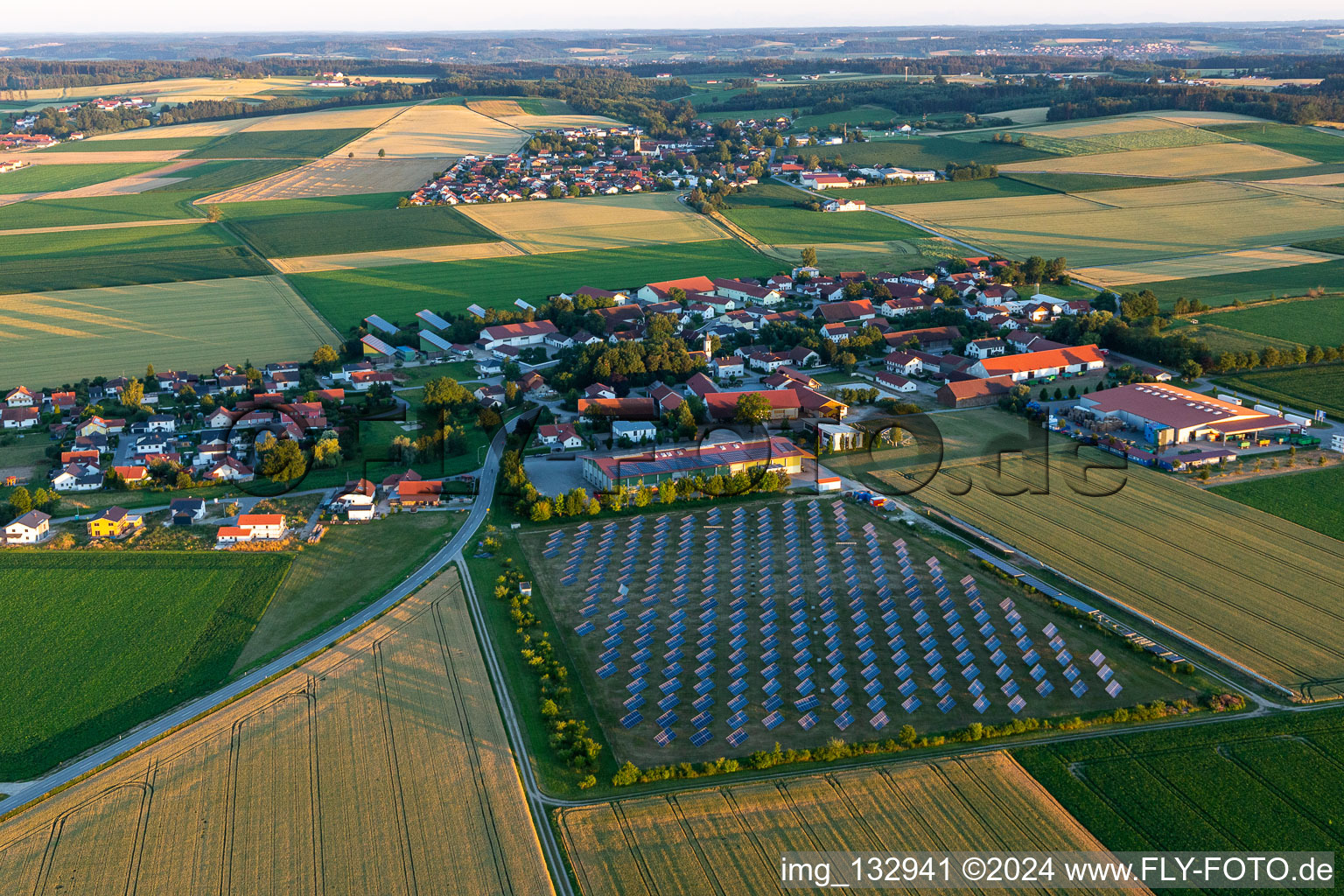 Vue aérienne de Quartier Neusling in Wallerfing dans le département Bavière, Allemagne