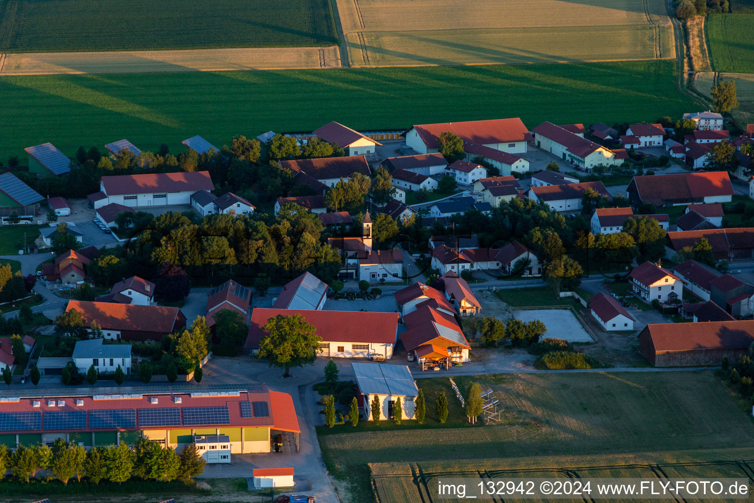 Vue aérienne de Église filiale de Saint-Pierre et Paul à Neusling à le quartier Neusling in Wallerfing dans le département Bavière, Allemagne