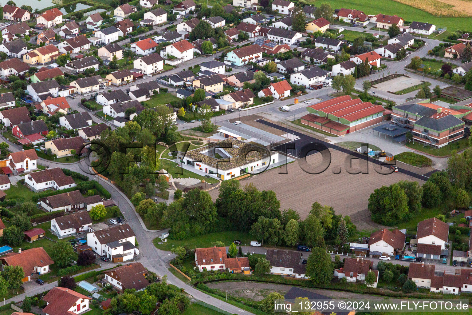 Vue aérienne de École primaire et collège Hans Carossa à Pilsting dans le département Bavière, Allemagne