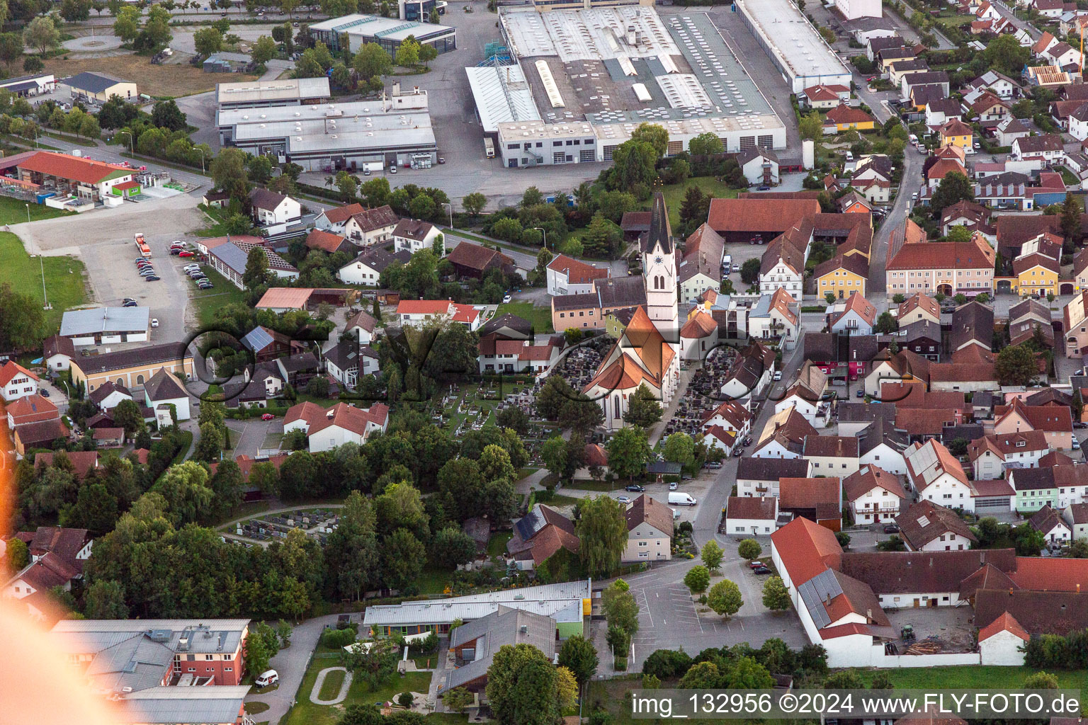 Vue aérienne de Église paroissiale de l'Assomption de Marie à Pilsting dans le département Bavière, Allemagne