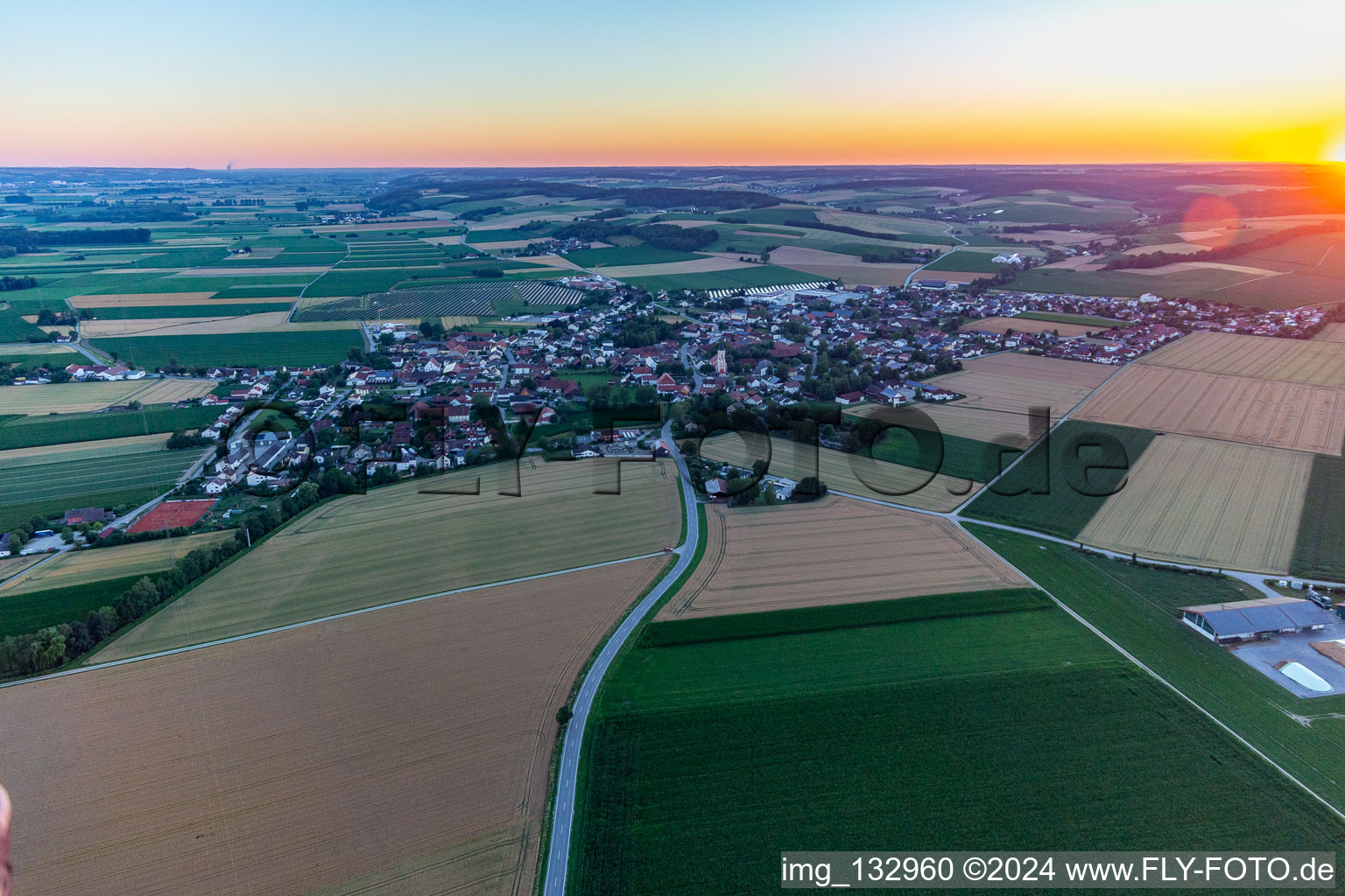 Vue aérienne de Dans la rémanence à le quartier Großköllnbach in Pilsting dans le département Bavière, Allemagne