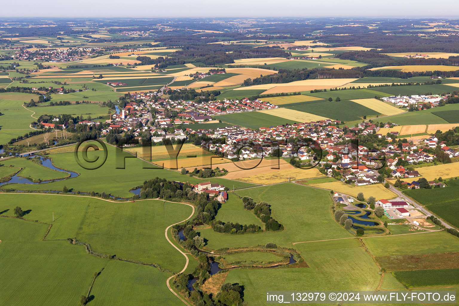 Vue aérienne de À Aham à le quartier Loizenkirchen in Aham dans le département Bavière, Allemagne