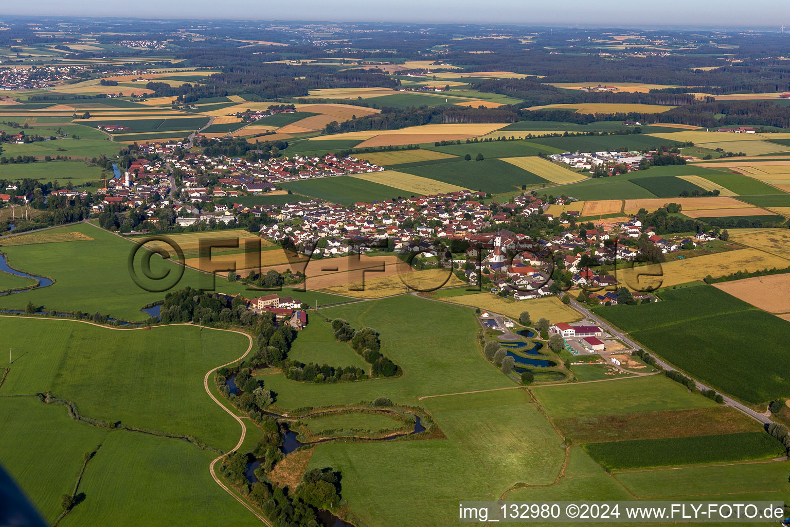 Vue aérienne de Quartier Loizenkirchen in Aham dans le département Bavière, Allemagne