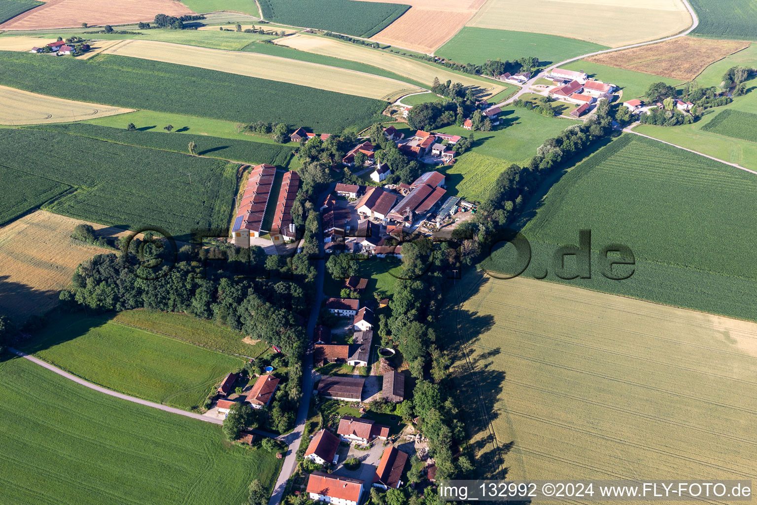 Vue aérienne de Quartier Neuhausen in Aham dans le département Bavière, Allemagne