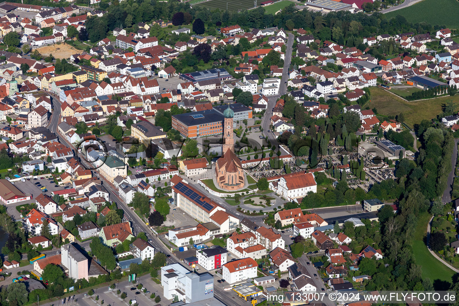 Vue aérienne de Église paroissiale de l'Assomption de Marie à Vilsbiburg dans le département Bavière, Allemagne